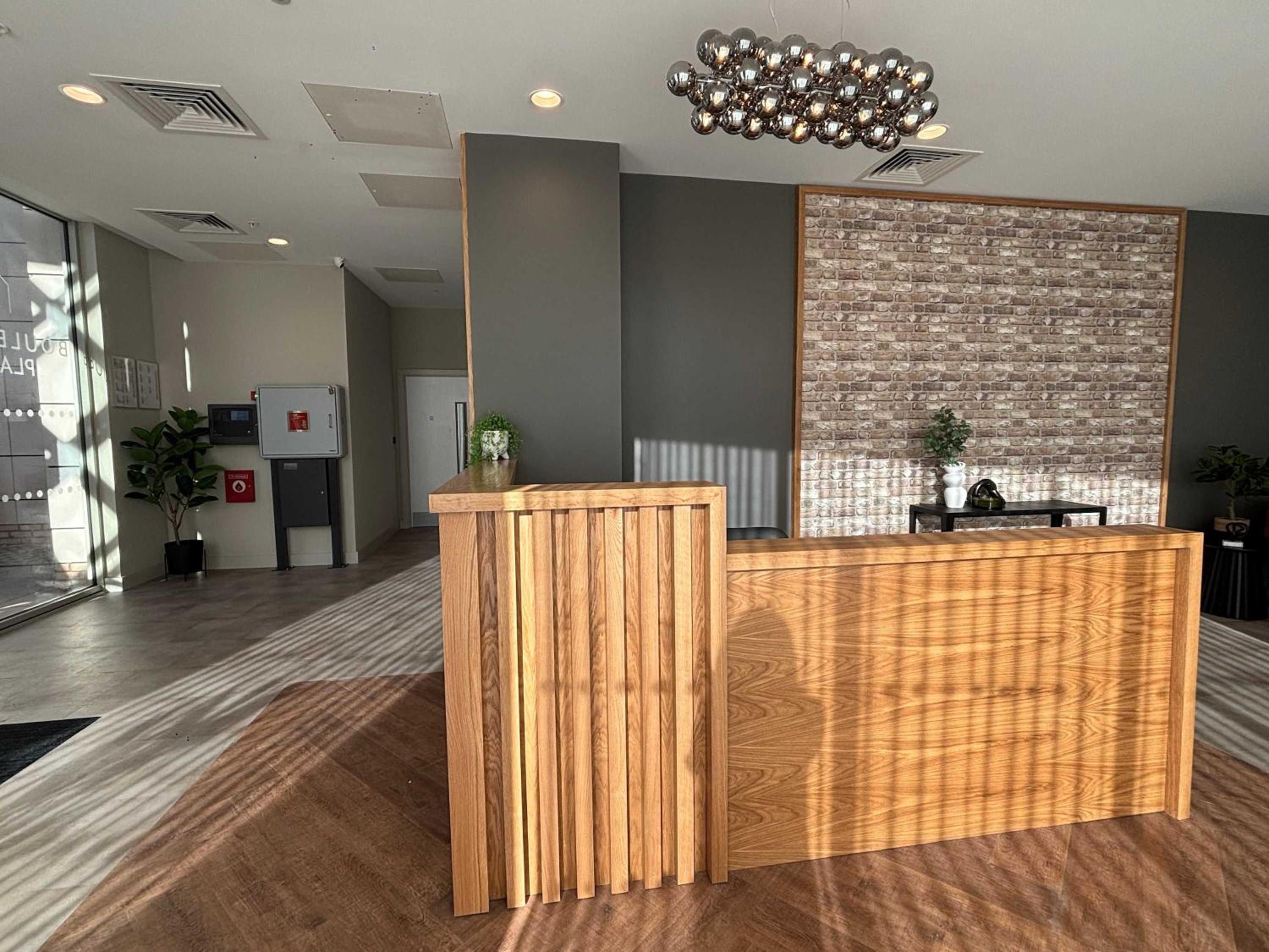 Stylish New 2-Bed Apartment with Parking, Sleeps 5