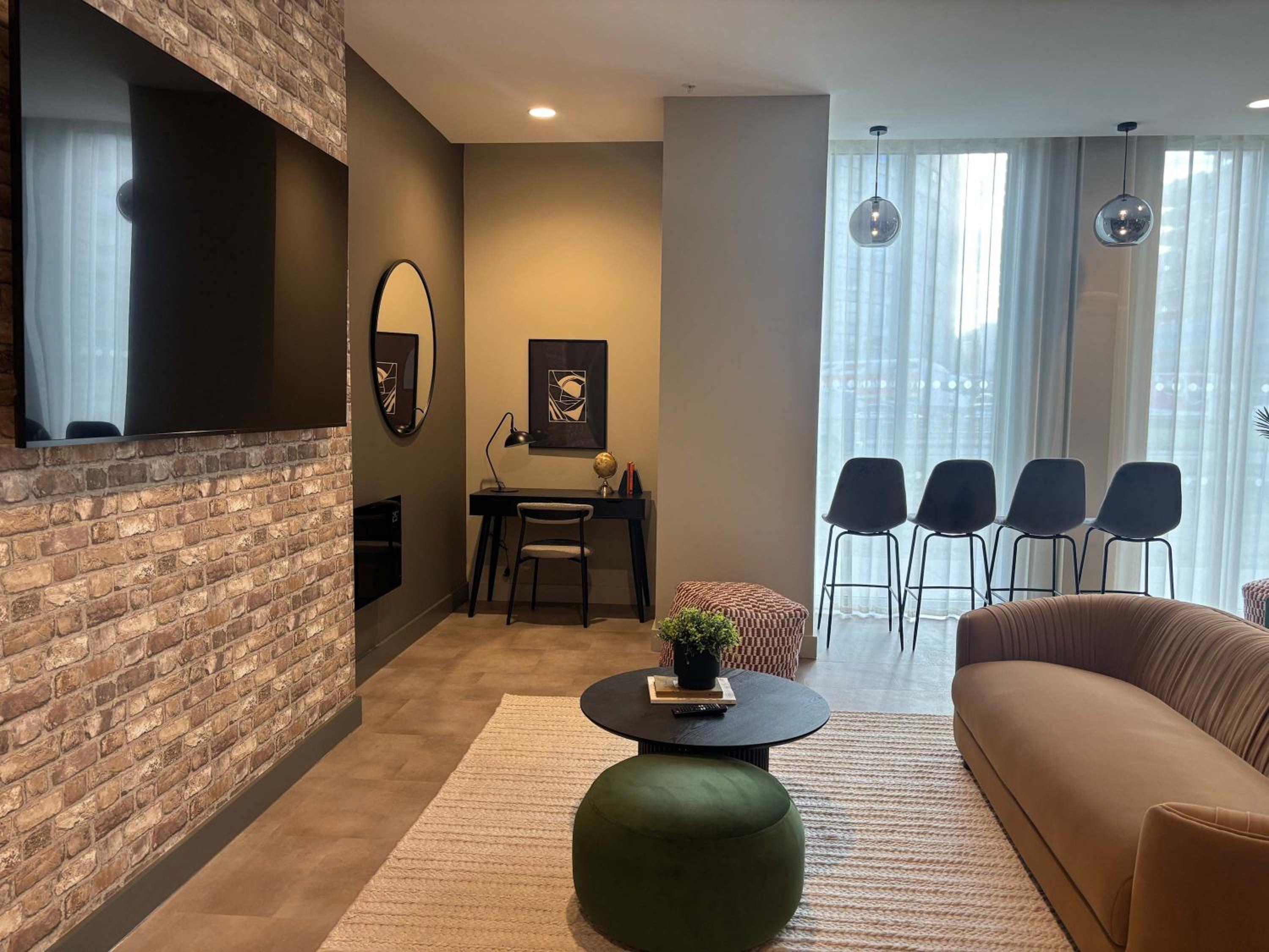 Elegant 2-Bed Apt in City, Sleeps 5 with Parking