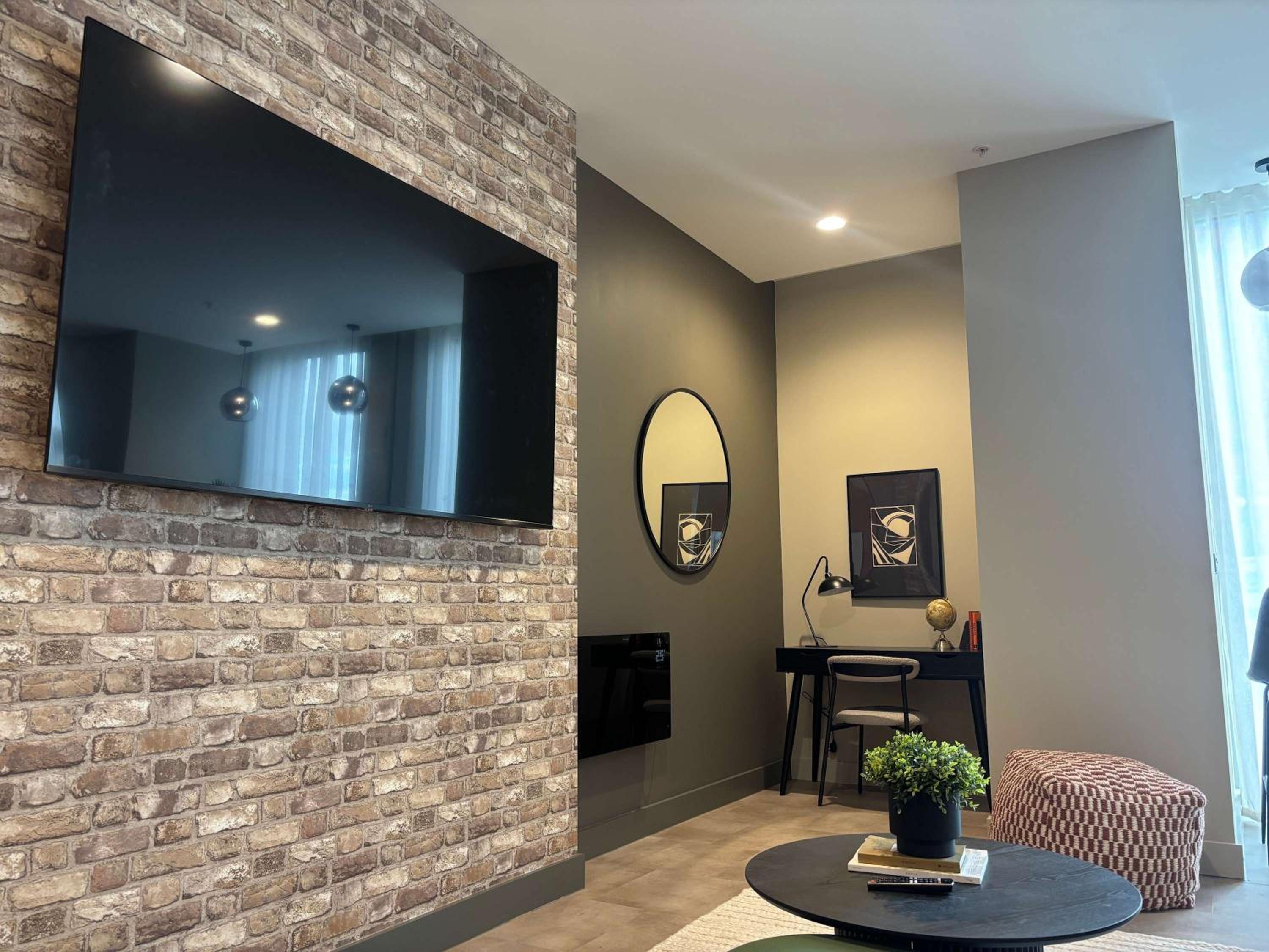 Elegant 2-Bed Apt in City, Sleeps 5 with Parking