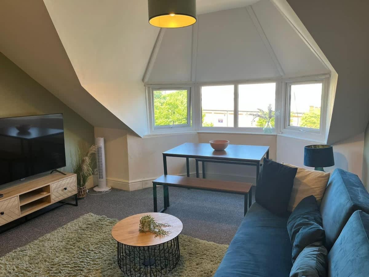 Joyful Management -Top Floor Apartment with home Feel Deco in M16