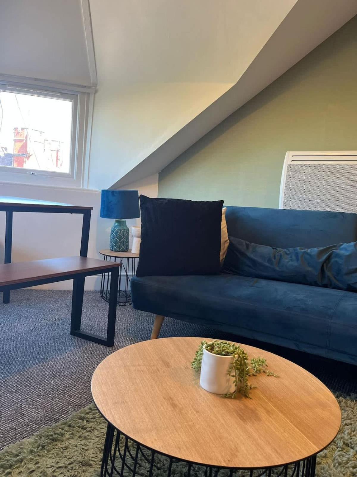 Joyful Management -Top Floor Apartment with home Feel Deco in M16