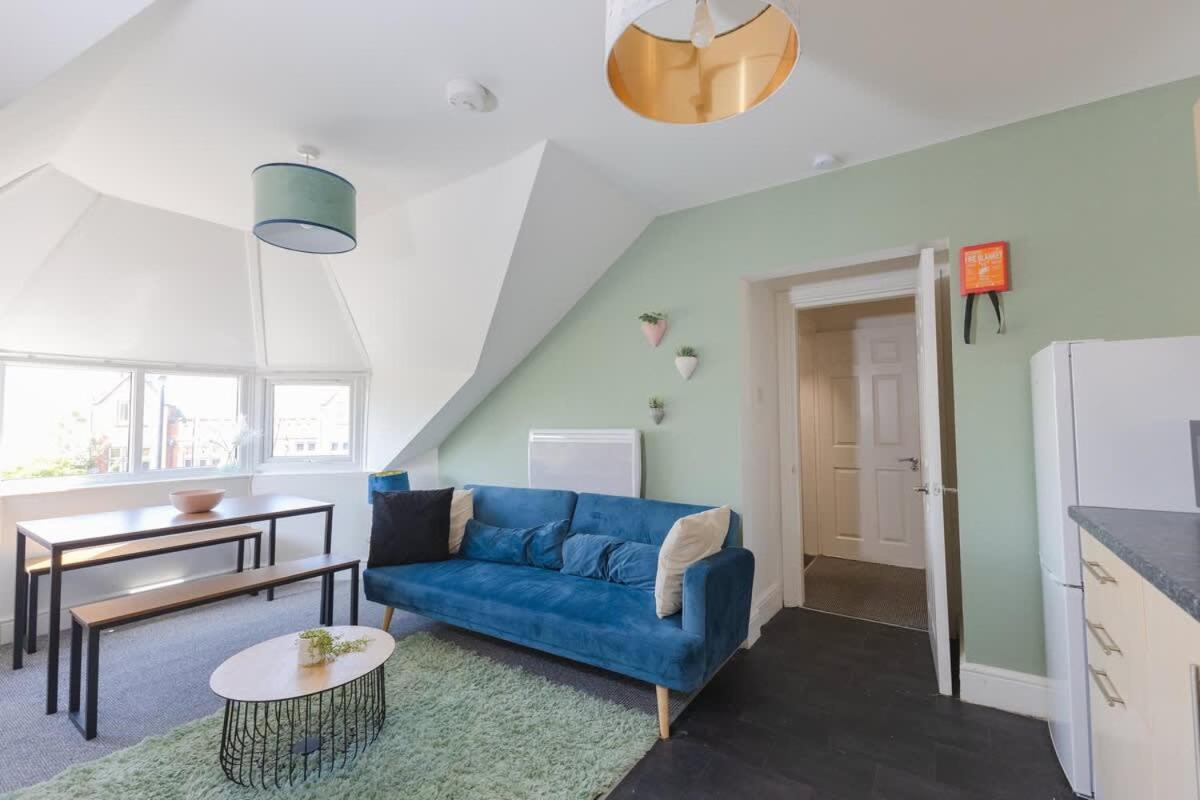 Joyful Management -Top Floor Apartment with home Feel Deco in M16