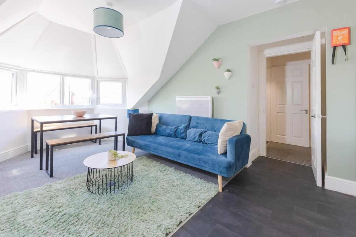 Joyful Management -Top Floor Apartment with home Feel Deco in M16