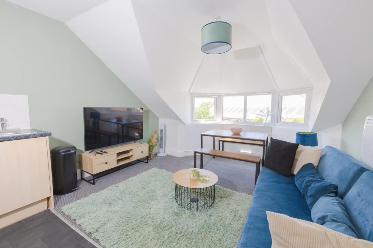 Joyful Management -Top Floor Apartment with home Feel Deco in M16