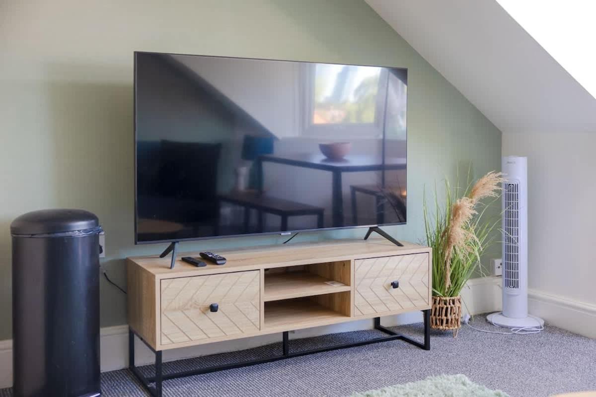 Joyful Management -Top Floor Apartment with home Feel Deco in M16