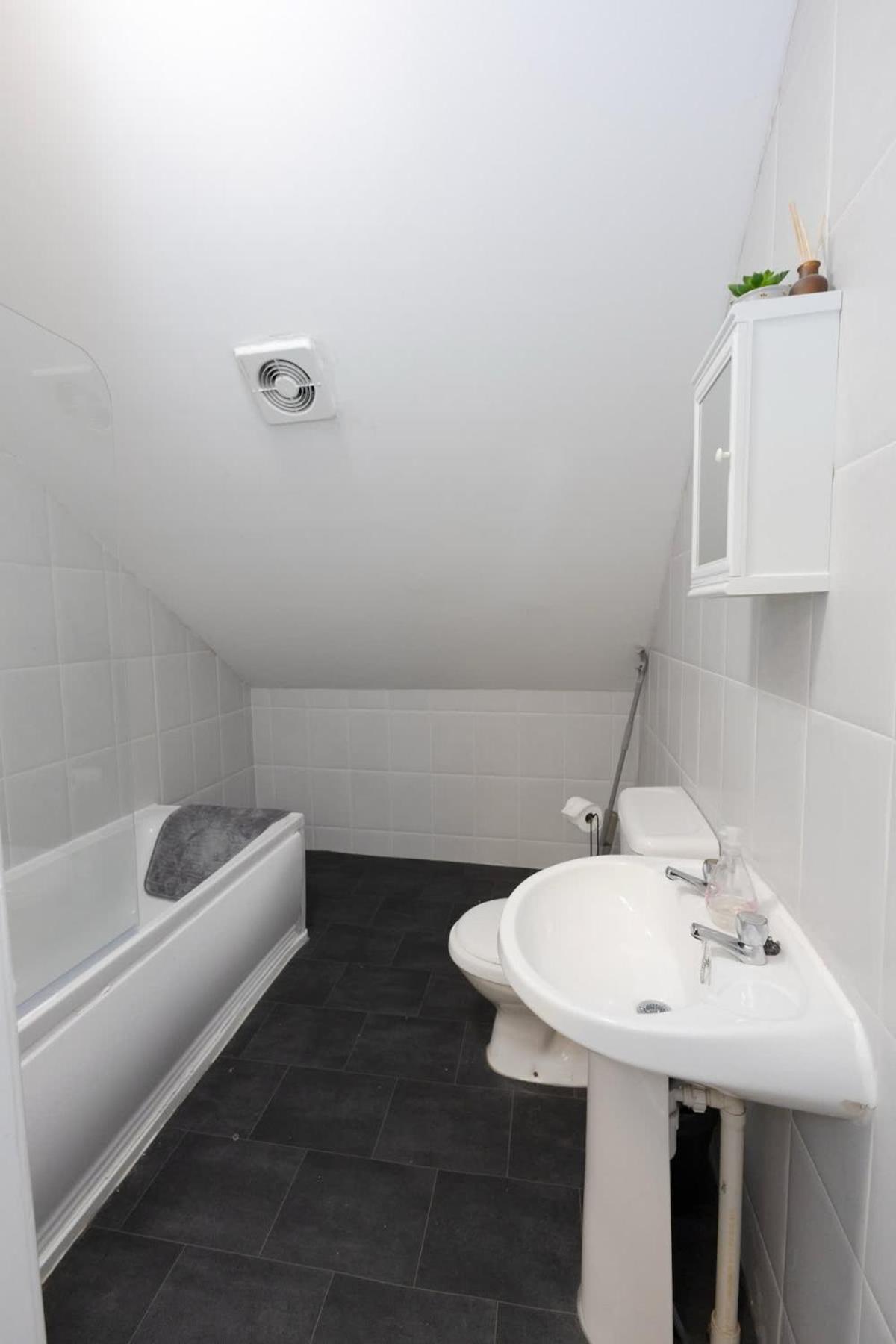 Joyful Management -Top Floor Apartment with home Feel Deco in M16