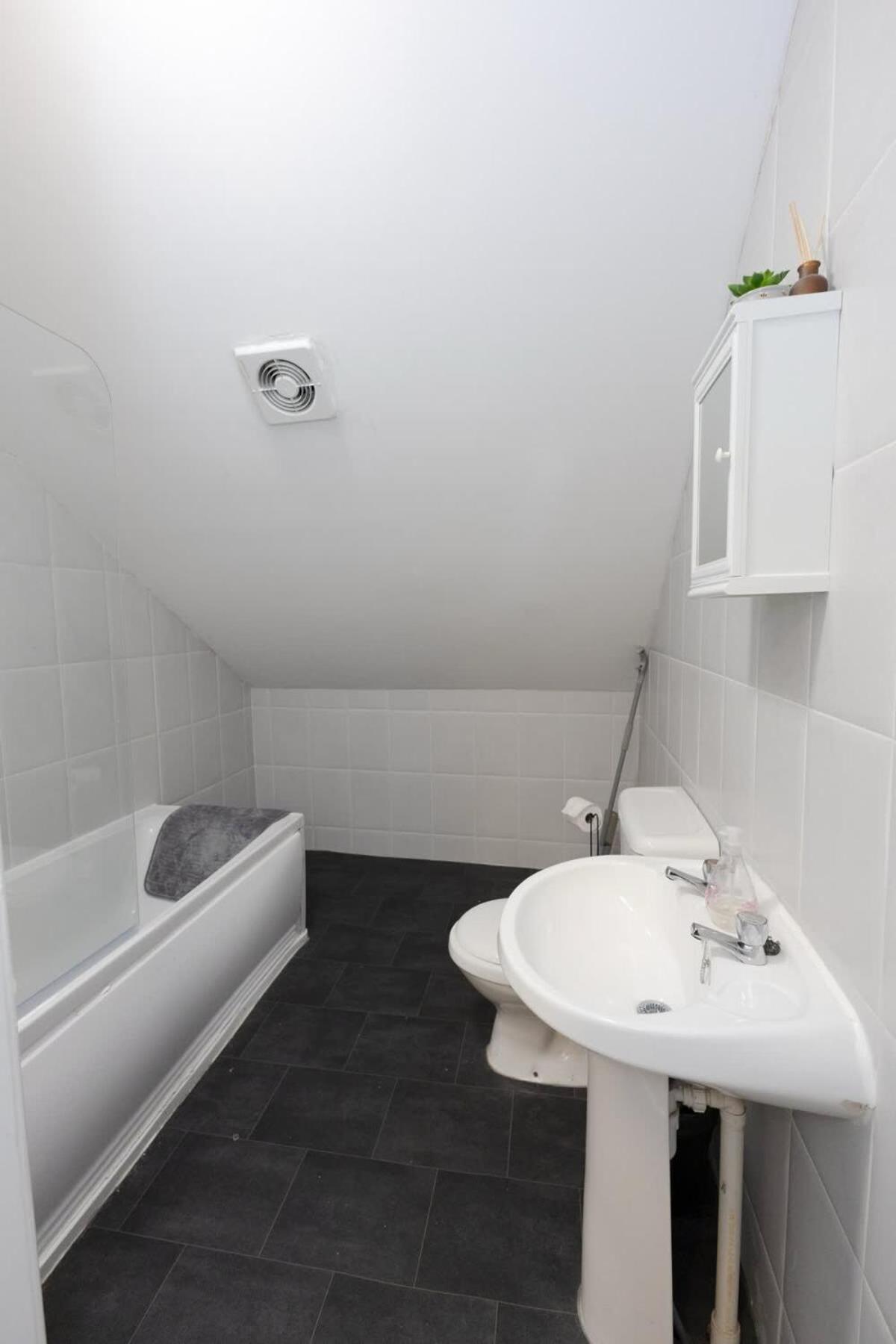 Joyful Management -Top Floor Apartment with home Feel Deco in M16