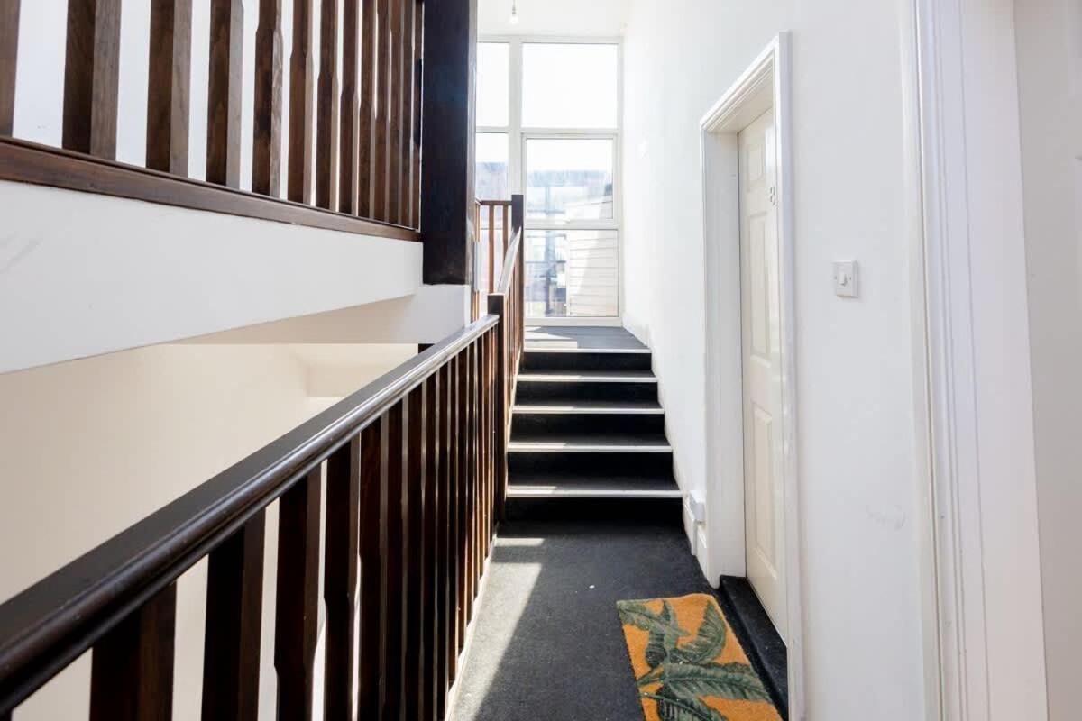 Joyful Management -Top Floor Apartment with home Feel Deco in M16