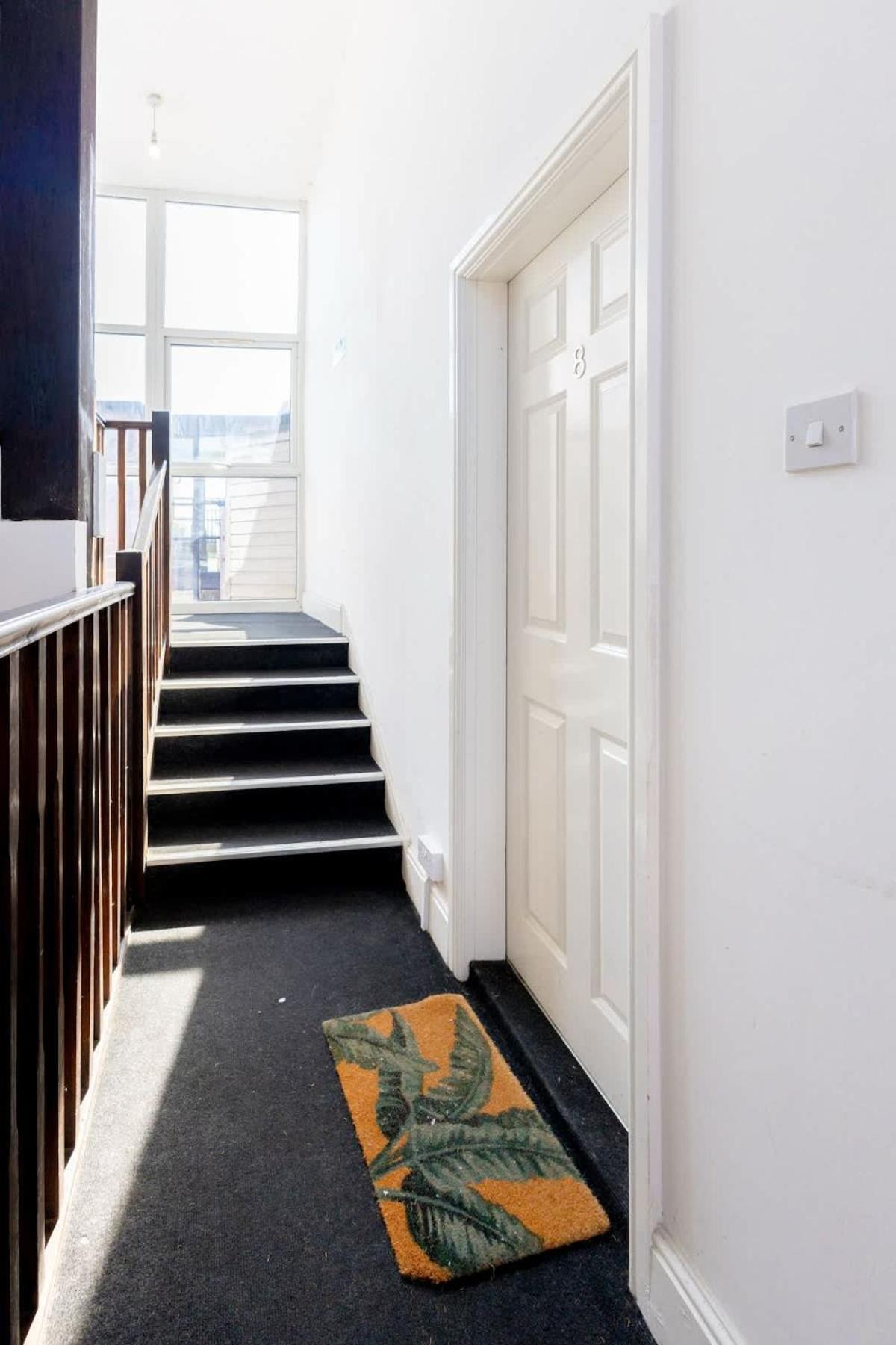 Joyful Management -Top Floor Apartment with home Feel Deco in M16
