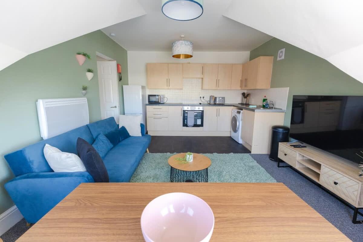 Joyful Management -Top Floor Apartment with home Feel Deco in M16