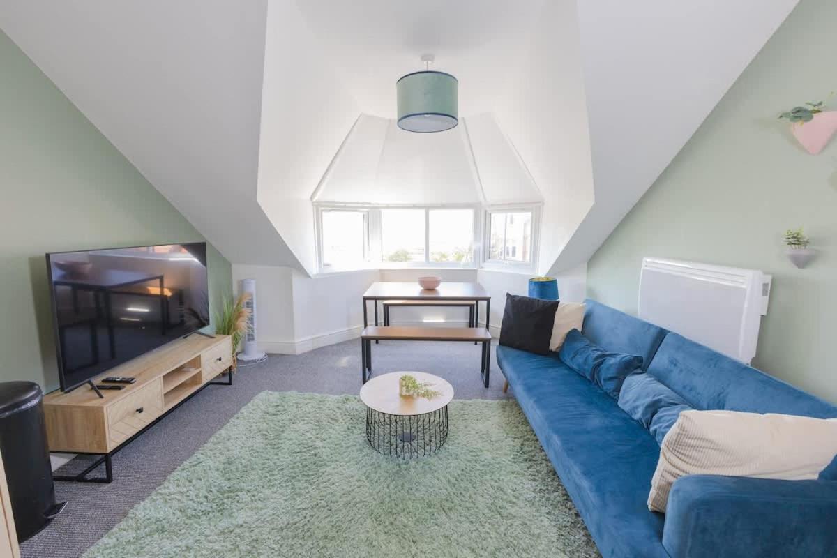 Joyful Management -Top Floor Apartment with home Feel Deco in M16
