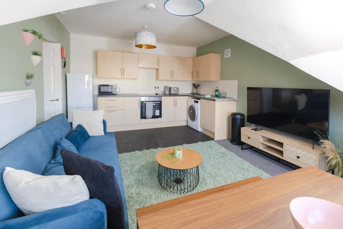 Joyful Management -Top Floor Apartment with home Feel Deco in M16