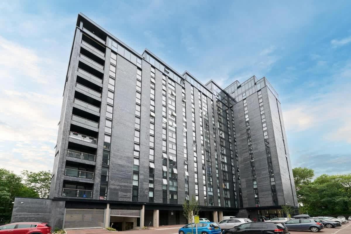 Joyful Group - Warm 2 Bed Ensuite Apartment near Manchester City Centre and Old Trafford