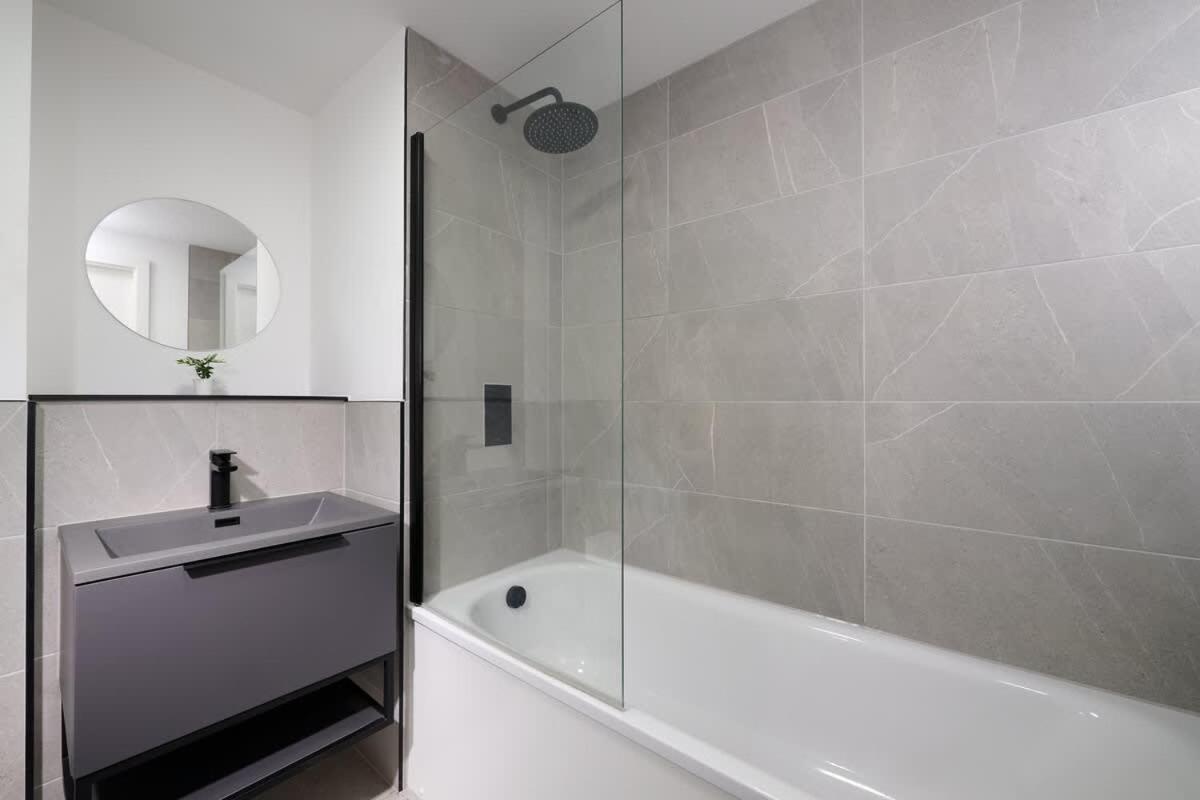 Joyful Group - Warm 2 Bed Ensuite Apartment near Manchester City Centre and Old Trafford