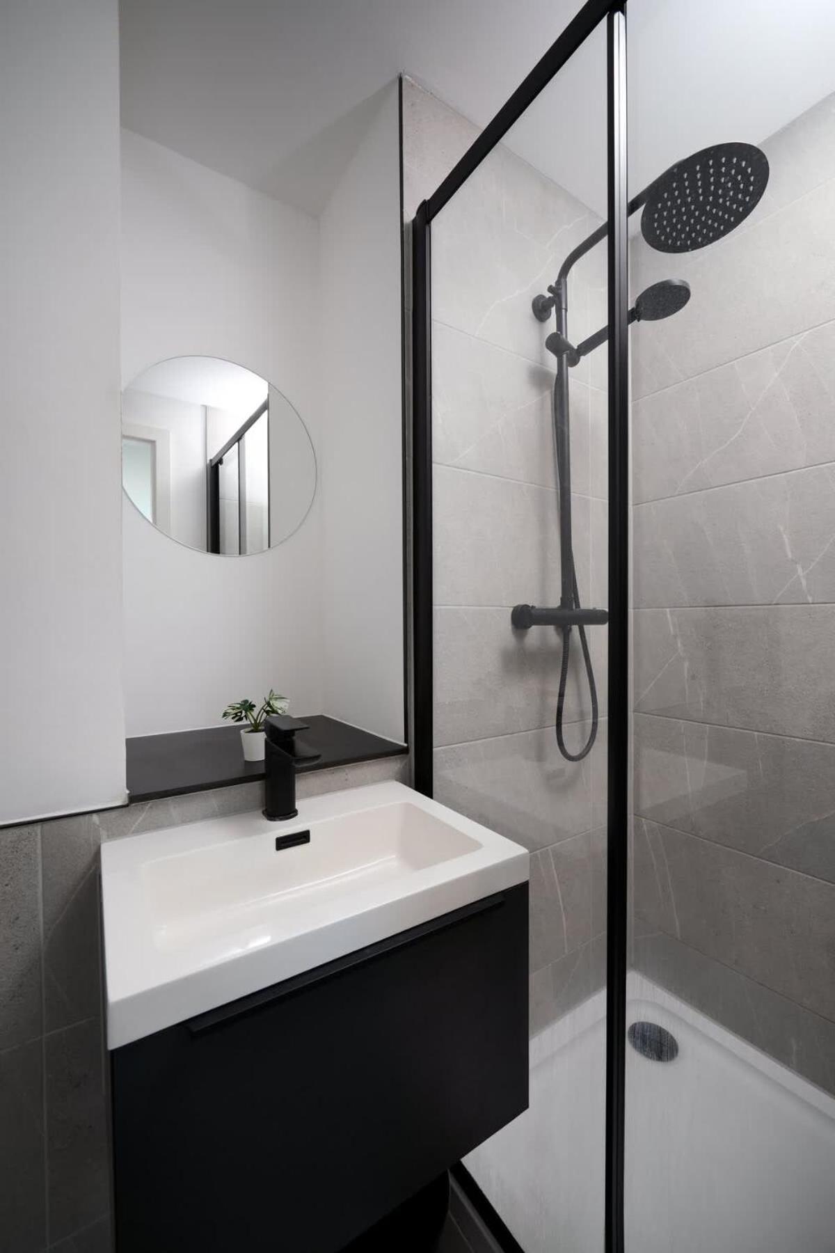 Joyful Group - Warm 2 Bed Ensuite Apartment near Manchester City Centre and Old Trafford