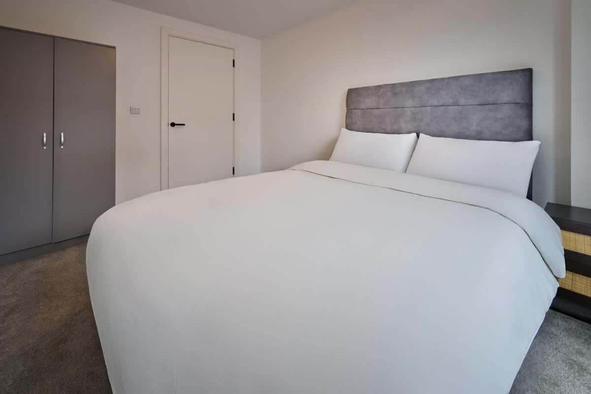 Joyful Group - Warm 2 Bed Ensuite Apartment near Manchester City Centre and Old Trafford