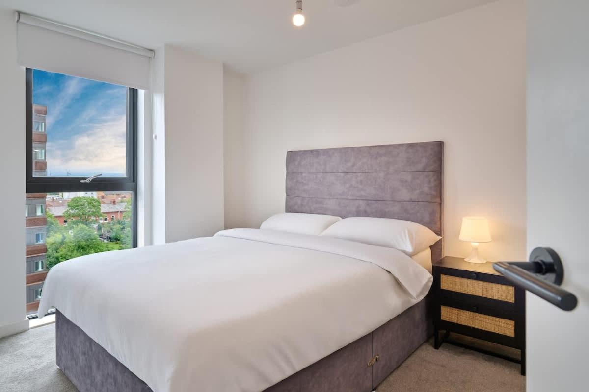 Joyful Group - Warm 2 Bed Ensuite Apartment near Manchester City Centre and Old Trafford