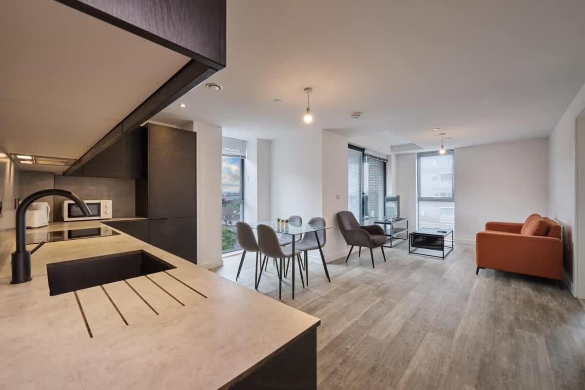 Joyful Group - Warm 2 Bed Ensuite Apartment near Manchester City Centre and Old Trafford