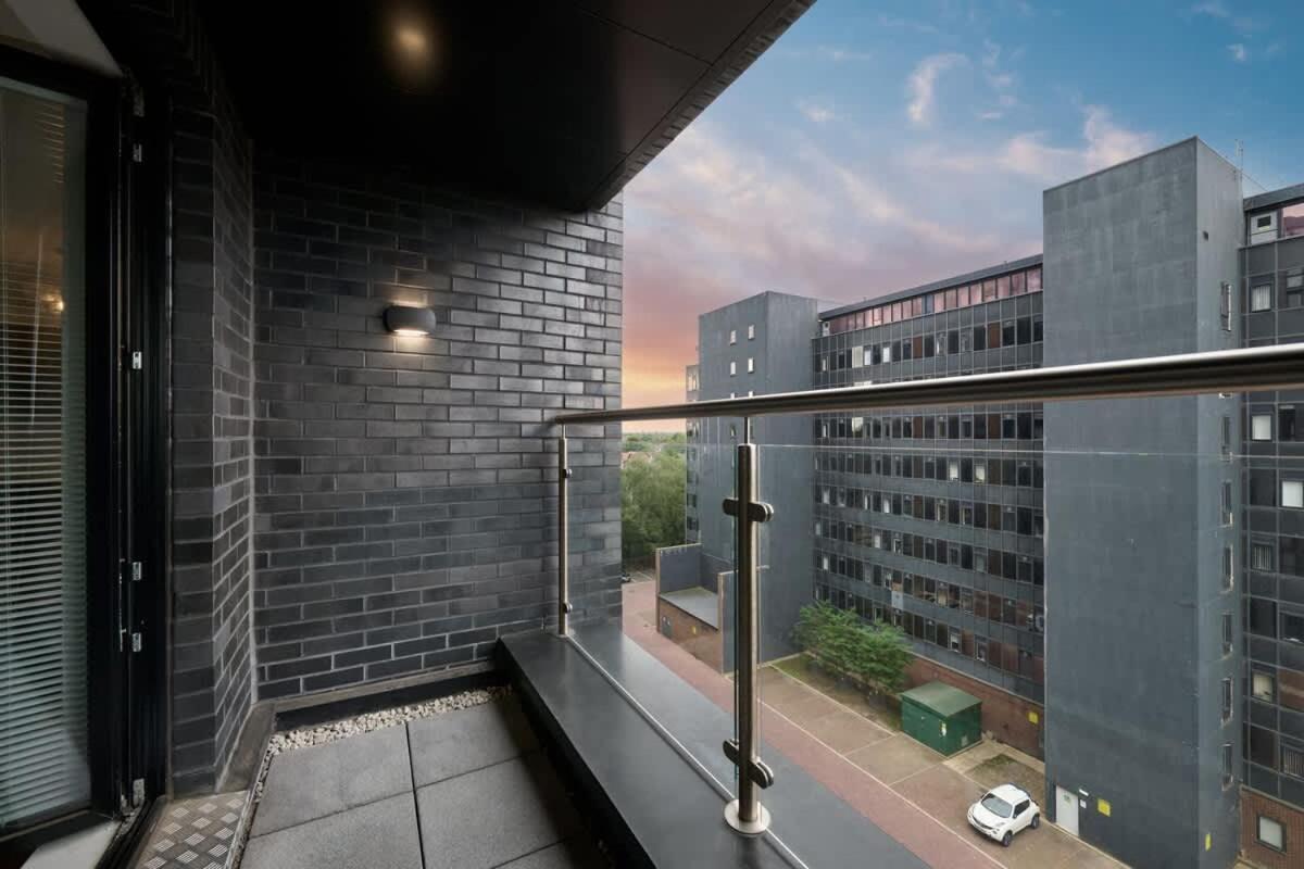 Joyful Group - Warm 2 Bed Ensuite Apartment near Manchester City Centre and Old Trafford