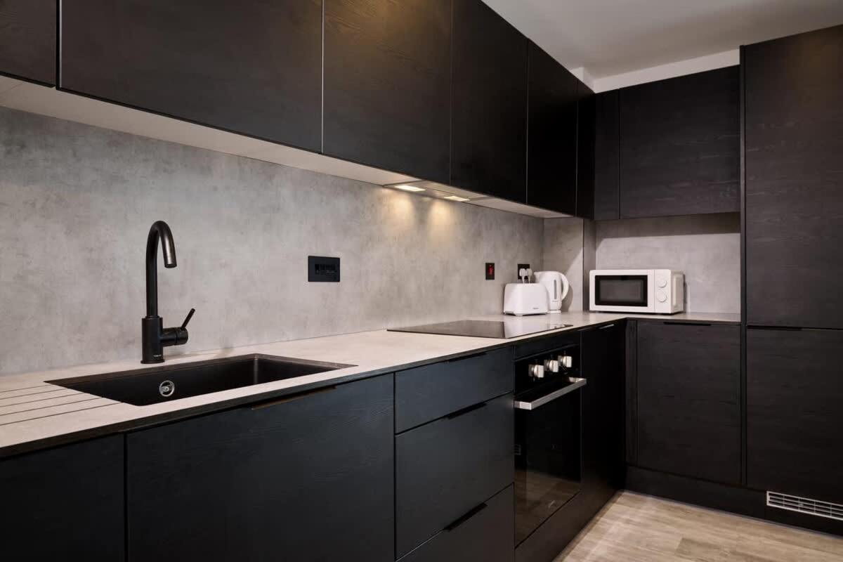 Joyful Group - Warm 2 Bed Ensuite Apartment near Manchester City Centre and Old Trafford