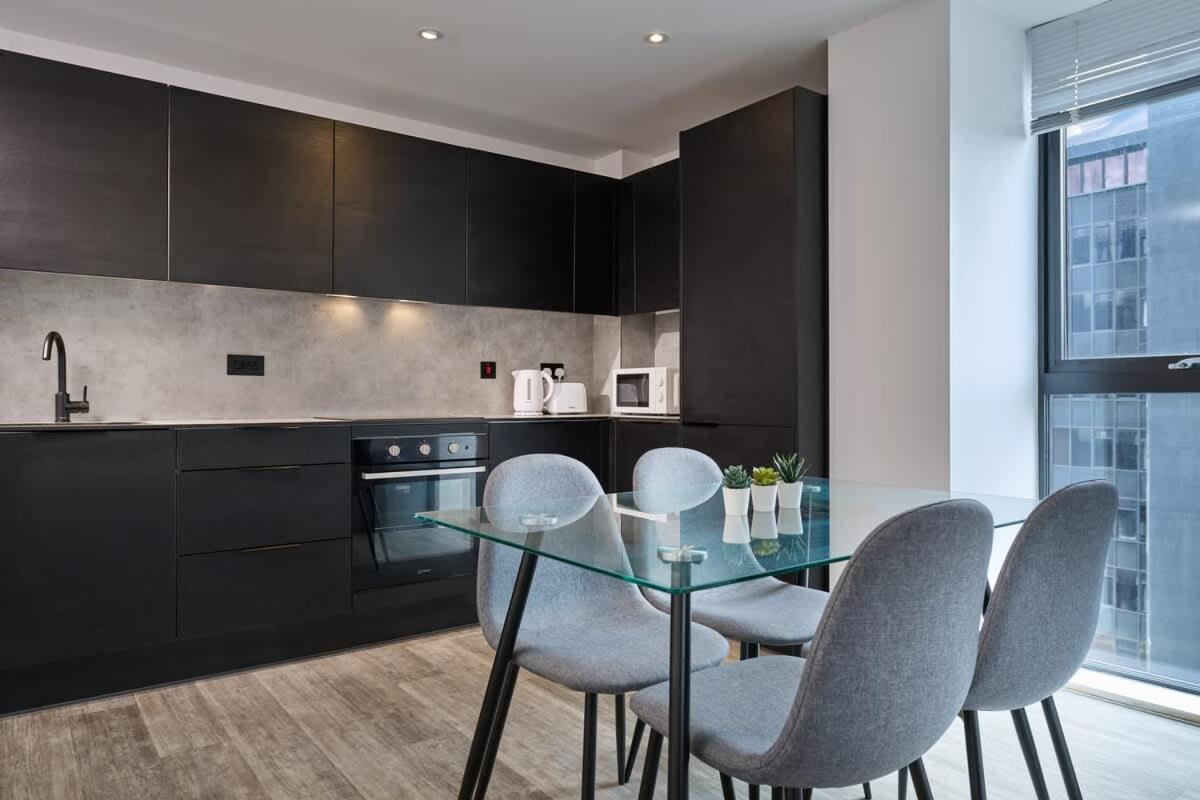 Joyful Group - Warm 2 Bed Ensuite Apartment near Manchester City Centre and Old Trafford