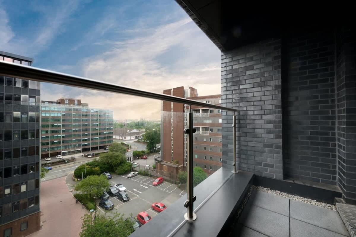Joyful Group - Warm 2 Bed Ensuite Apartment near Manchester City Centre and Old Trafford