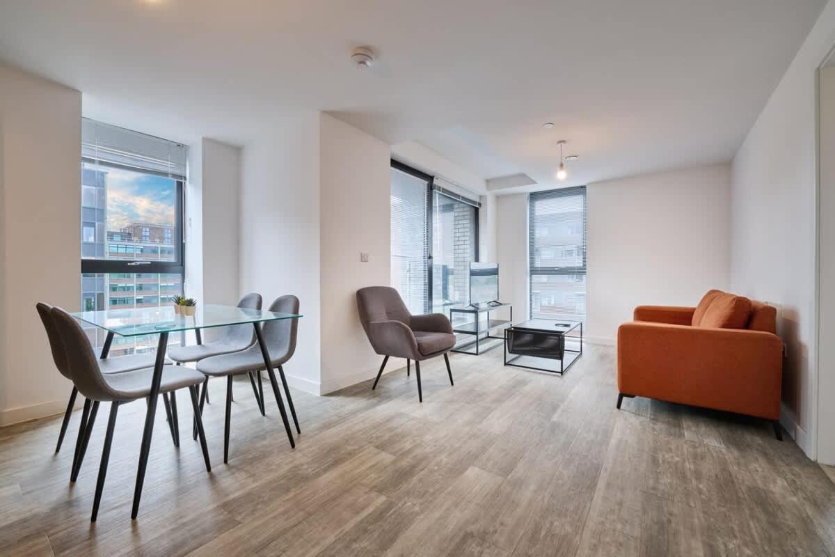 Joyful Group - Warm 2 Bed Ensuite Apartment near Manchester City Centre and Old Trafford
