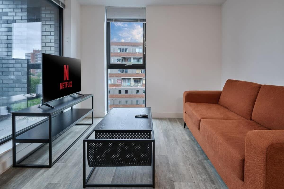 Joyful Group - Warm 2 Bed Ensuite Apartment near Manchester City Centre and Old Trafford