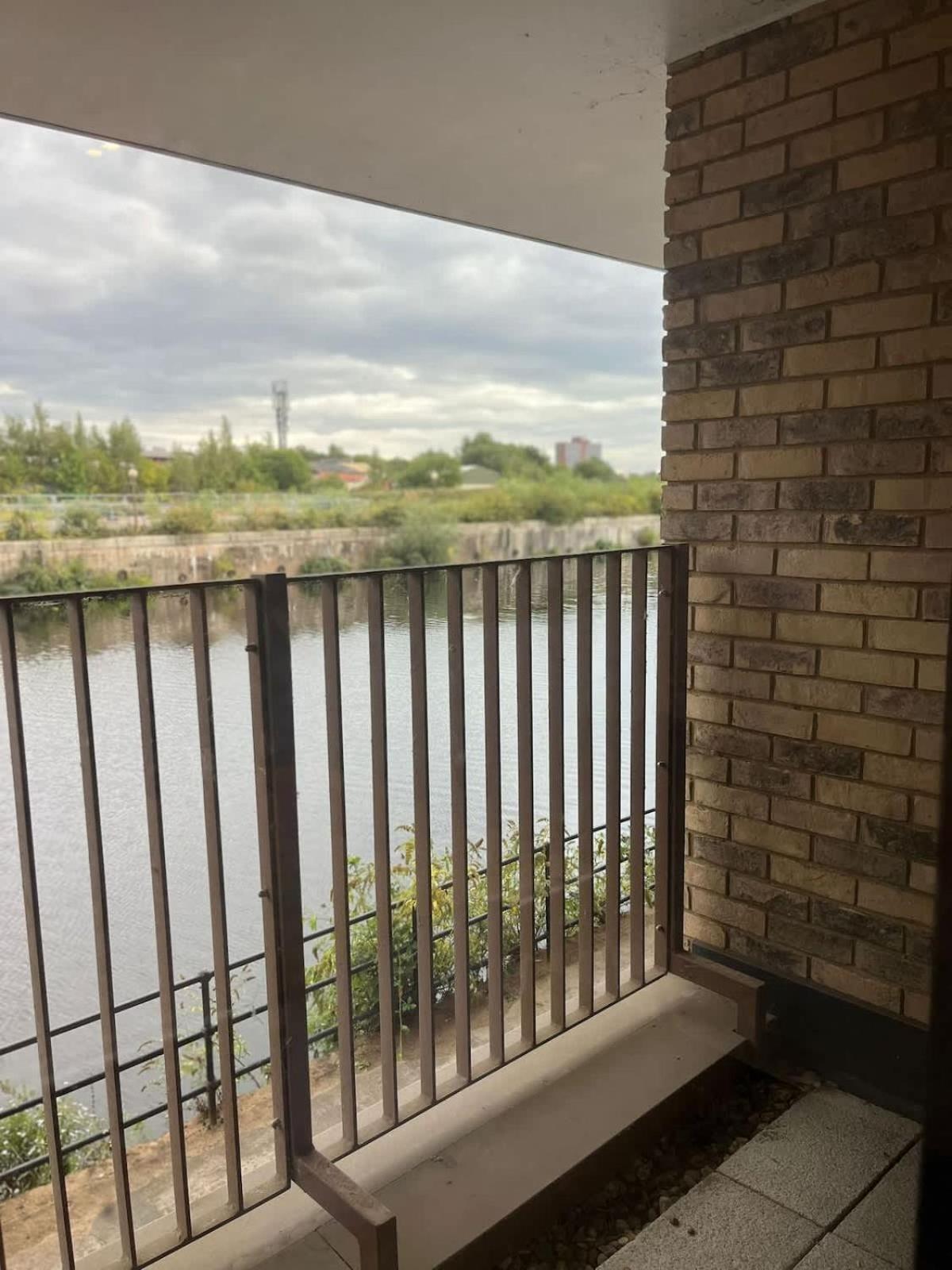 Joyful Group - Stylish 2 Bedroom Duplex with Sofa Bed in Salford M5