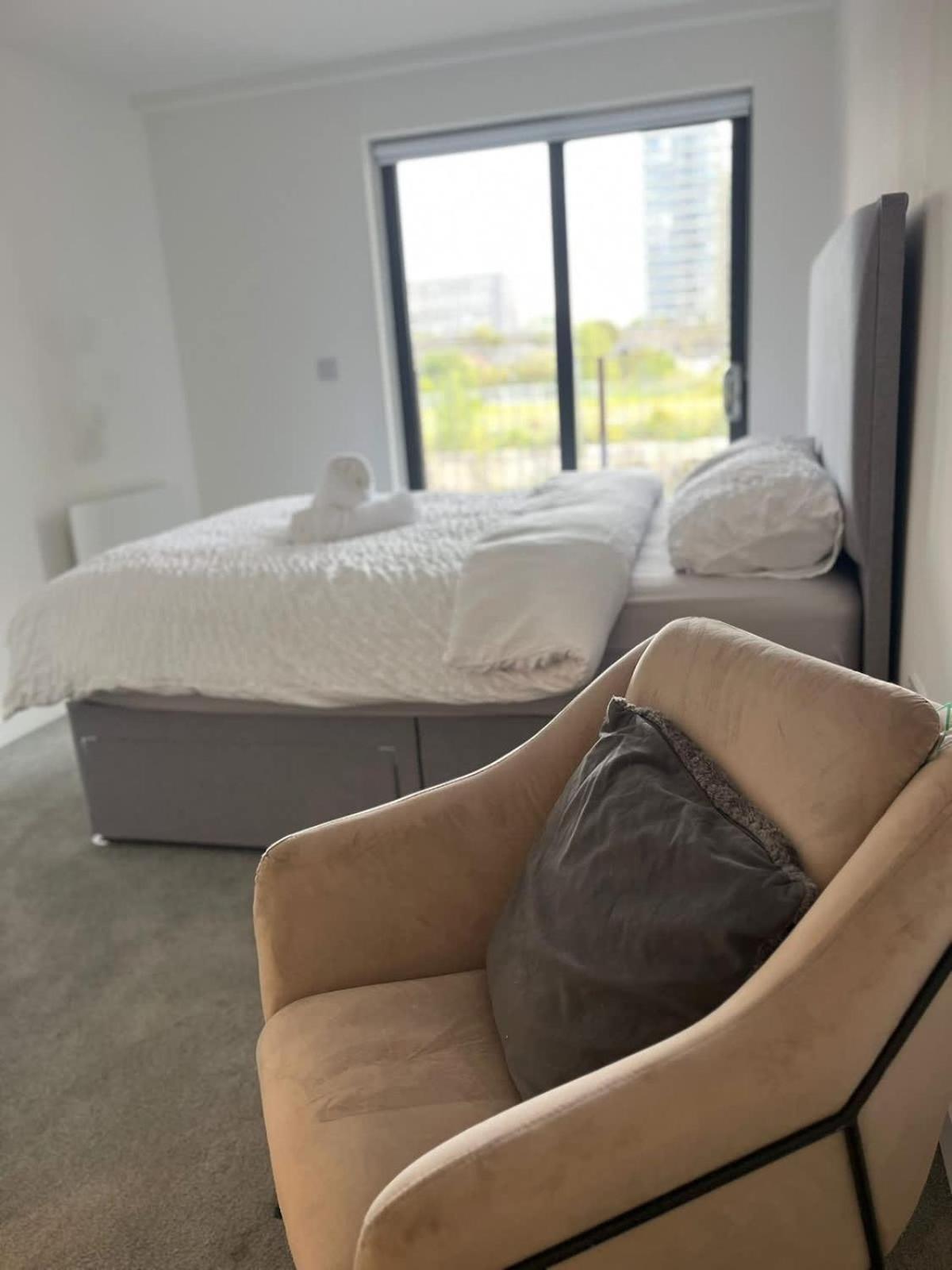 Joyful Group - Stylish 2 Bedroom Duplex with Sofa Bed in Salford M5