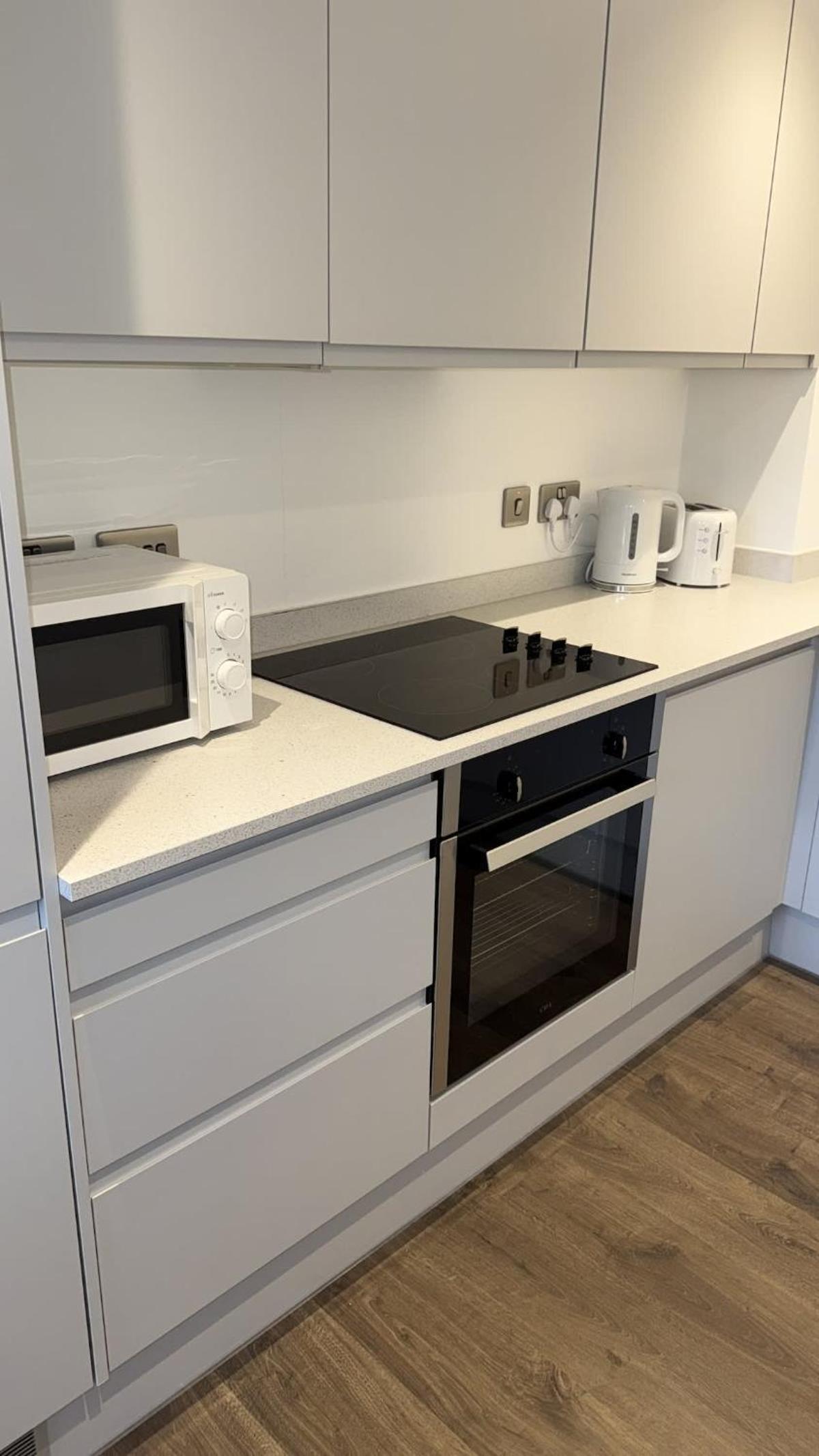Joyful Group - Stylish 2 Bedroom Duplex with Sofa Bed in Salford M5