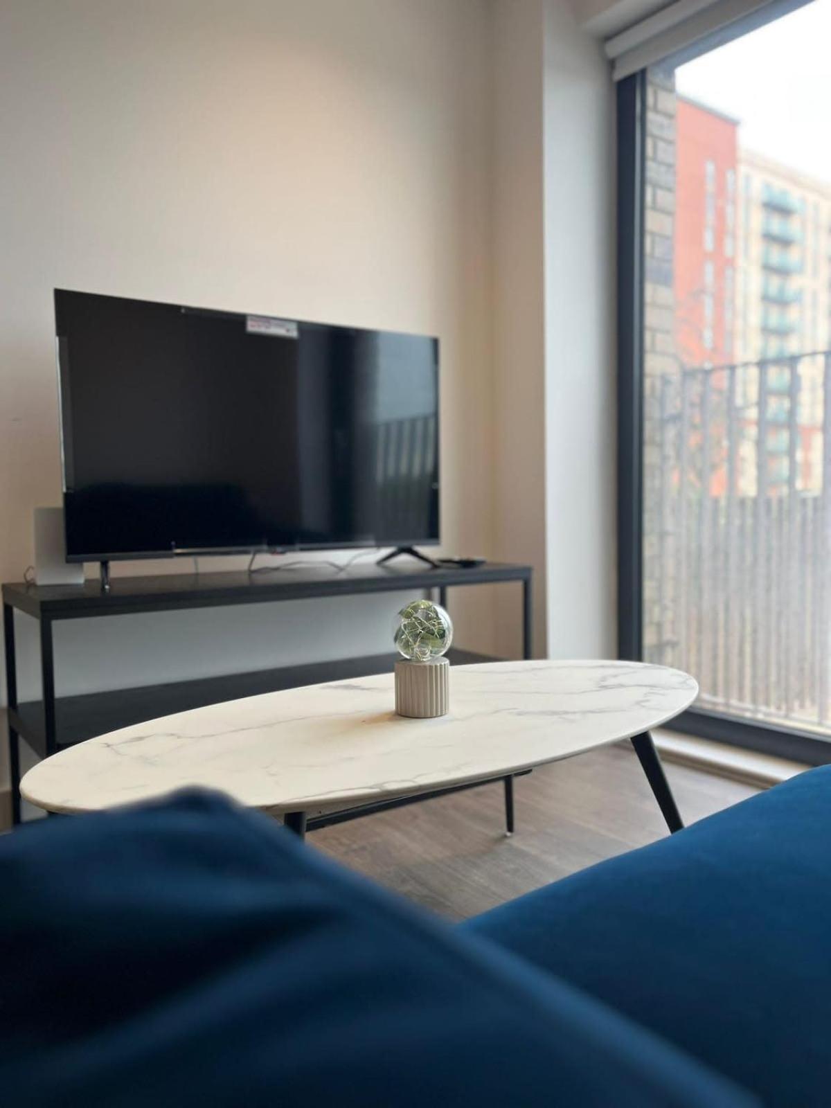 Joyful Group - Stylish 2 Bedroom Duplex with Sofa Bed in Salford M5