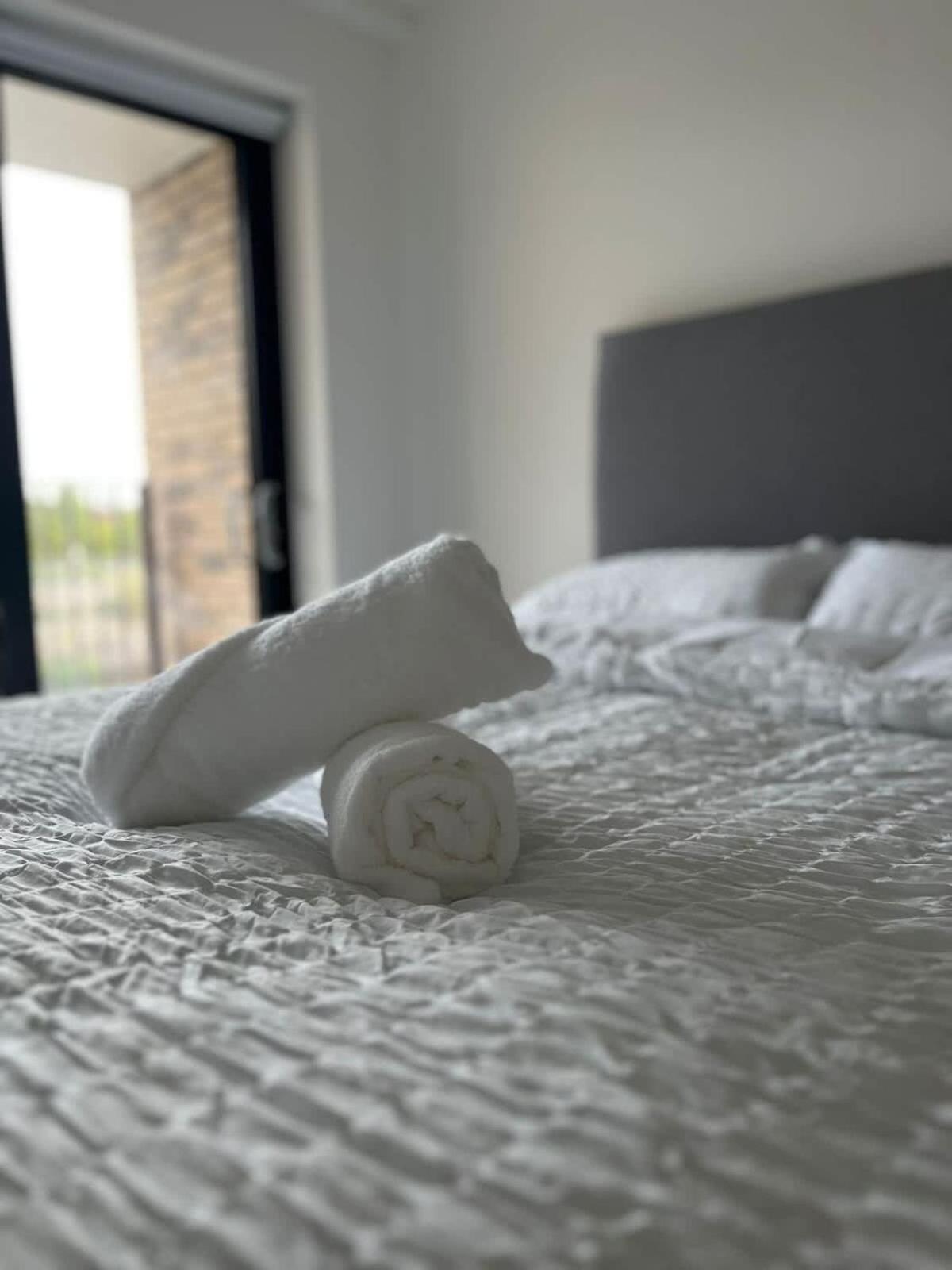 Joyful Group - Stylish 2 Bedroom Duplex with Sofa Bed in Salford M5