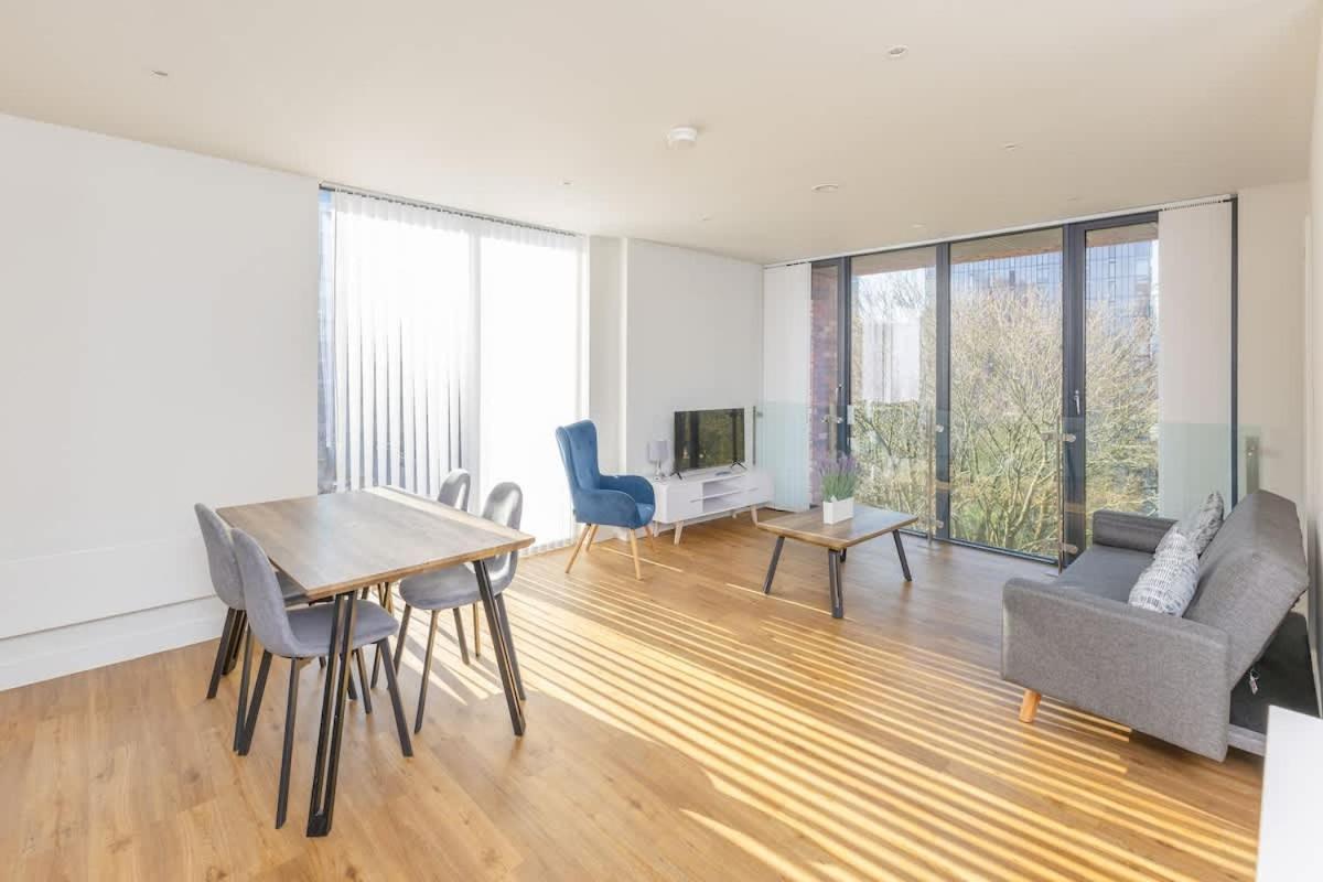 Park View 3 Bed Ensuite Apartment only 5 min walk to Arndale