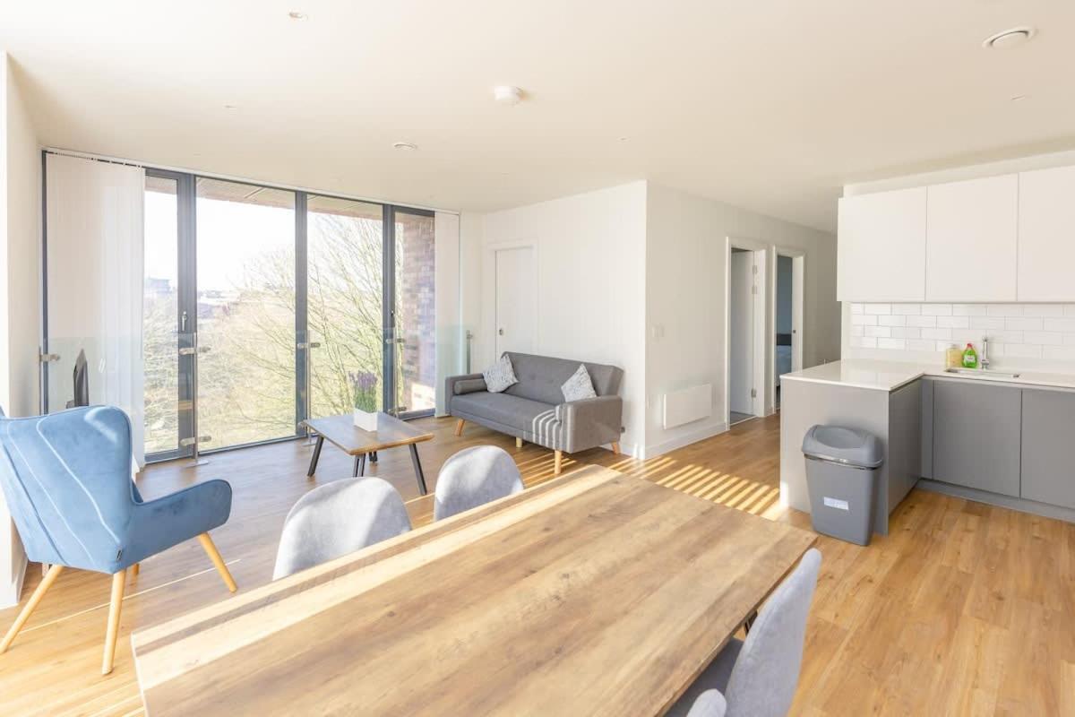 Park View 3 Bed Ensuite Apartment only 5 min walk to Arndale