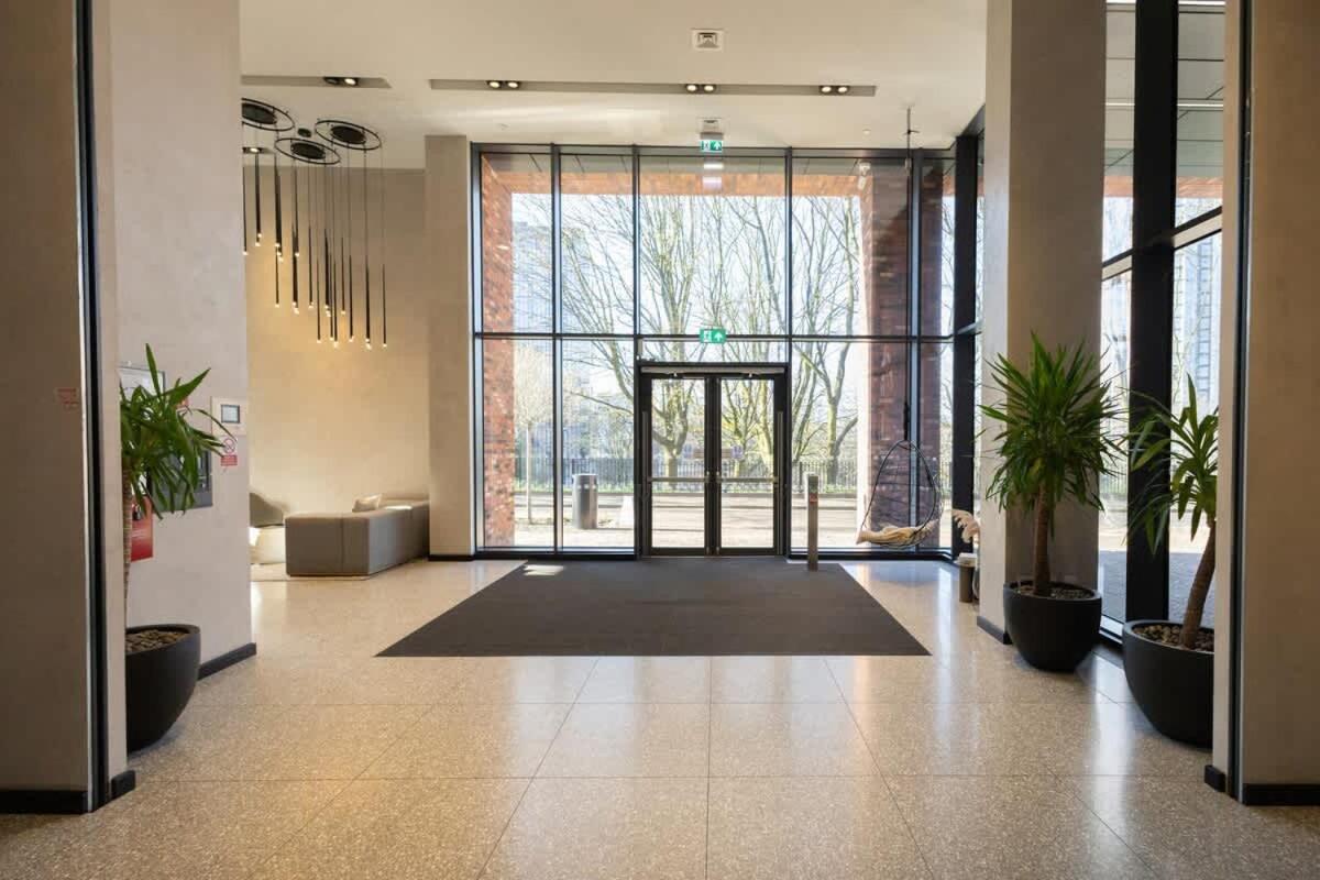 Park View 3 Bed Ensuite Apartment only 5 min walk to Arndale