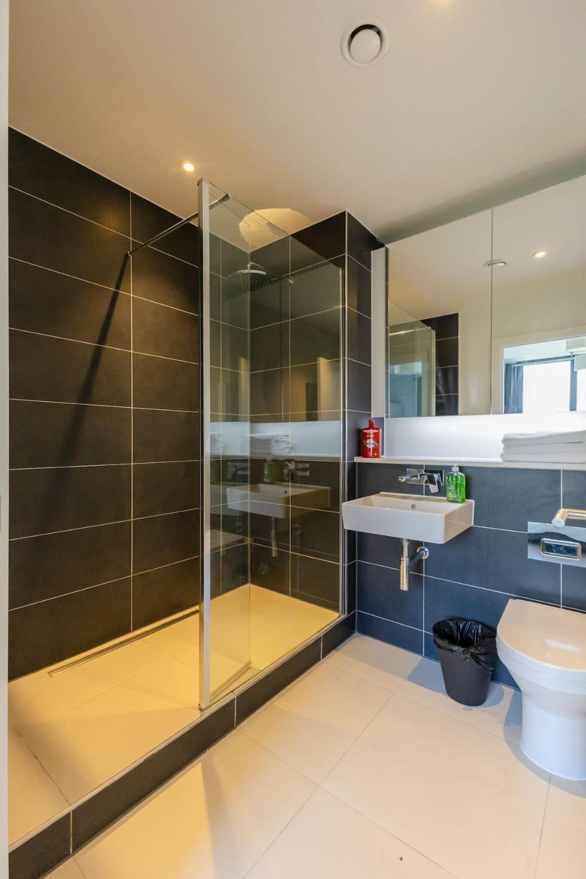 Park View 3 Bed Ensuite Apartment only 5 min walk to Arndale