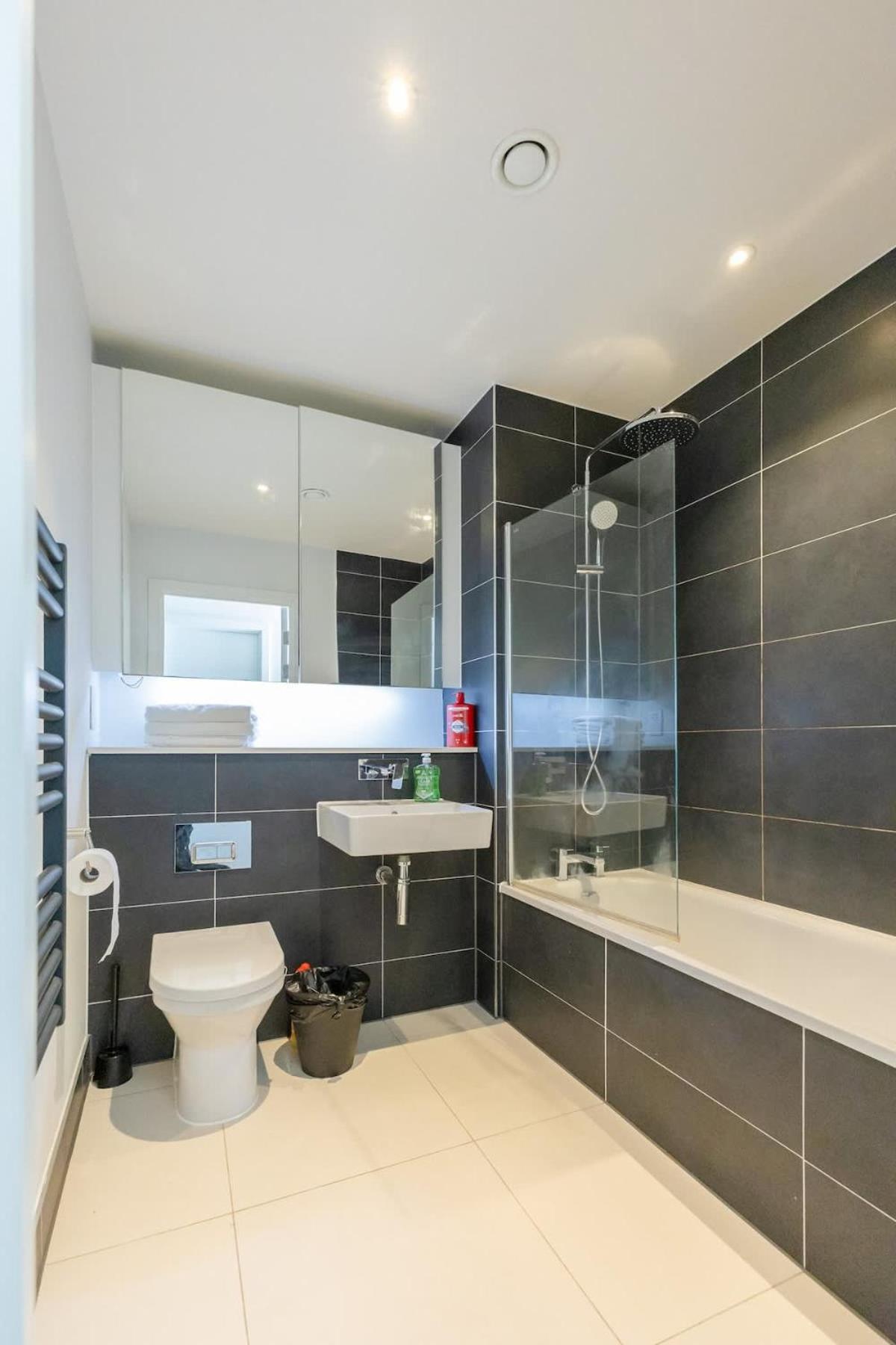 Park View 3 Bed Ensuite Apartment only 5 min walk to Arndale