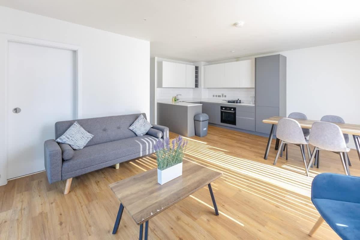 Park View 3 Bed Ensuite Apartment only 5 min walk to Arndale