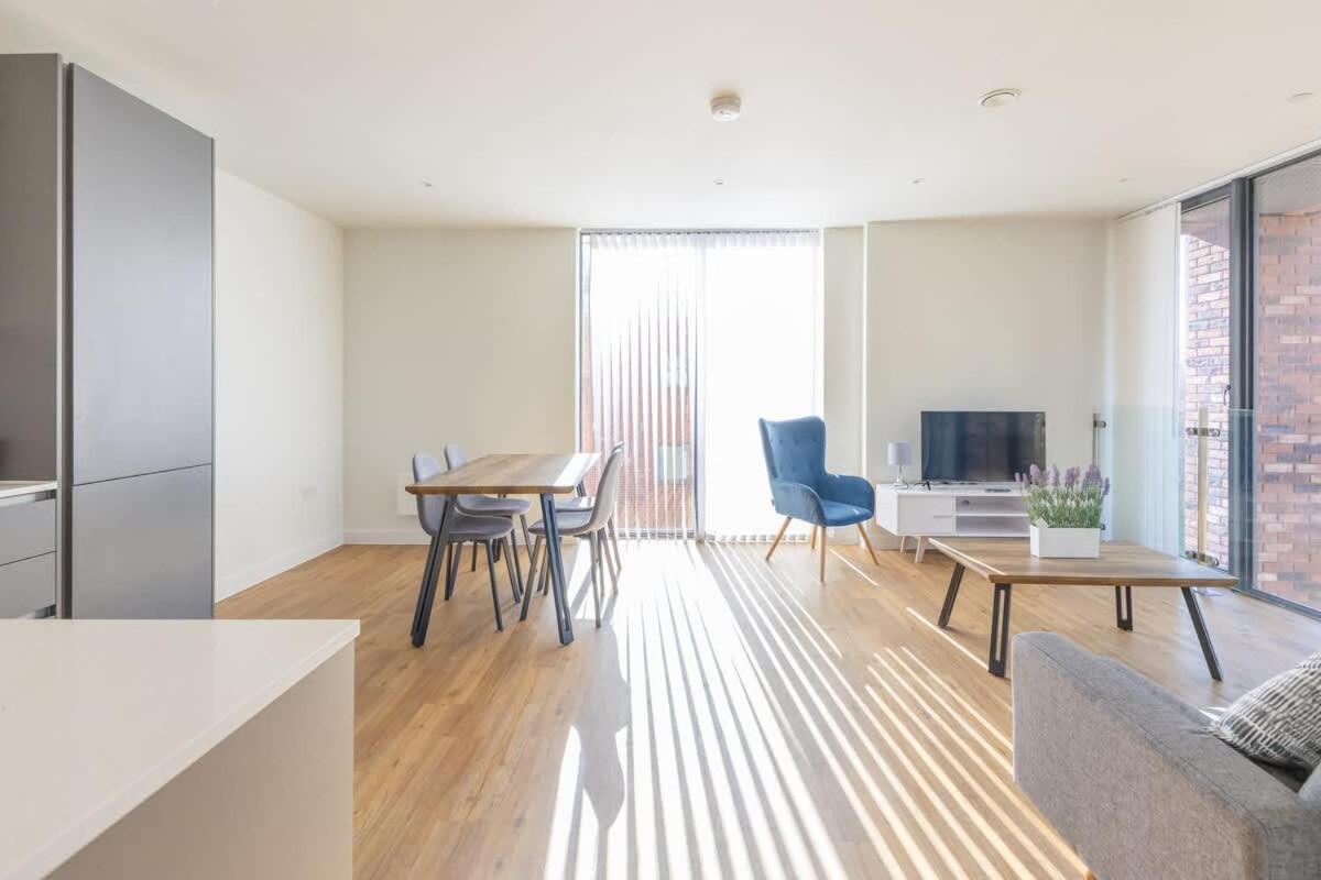 Park View 3 Bed Ensuite Apartment only 5 min walk to Arndale