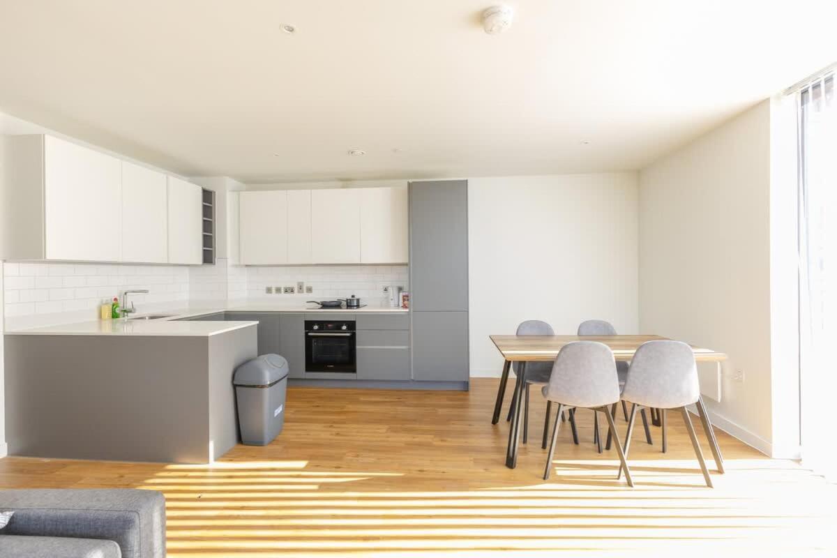 Park View 3 Bed Ensuite Apartment only 5 min walk to Arndale