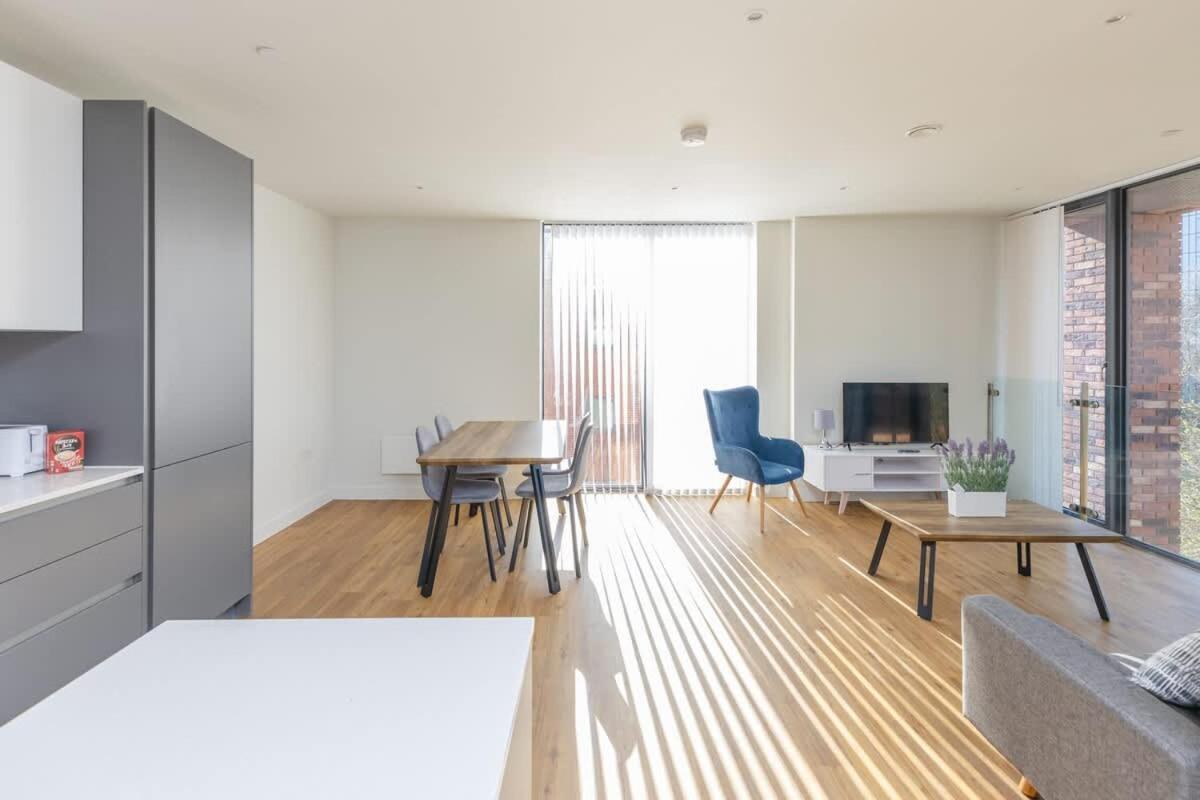Park View 3 Bed Ensuite Apartment only 5 min walk to Arndale