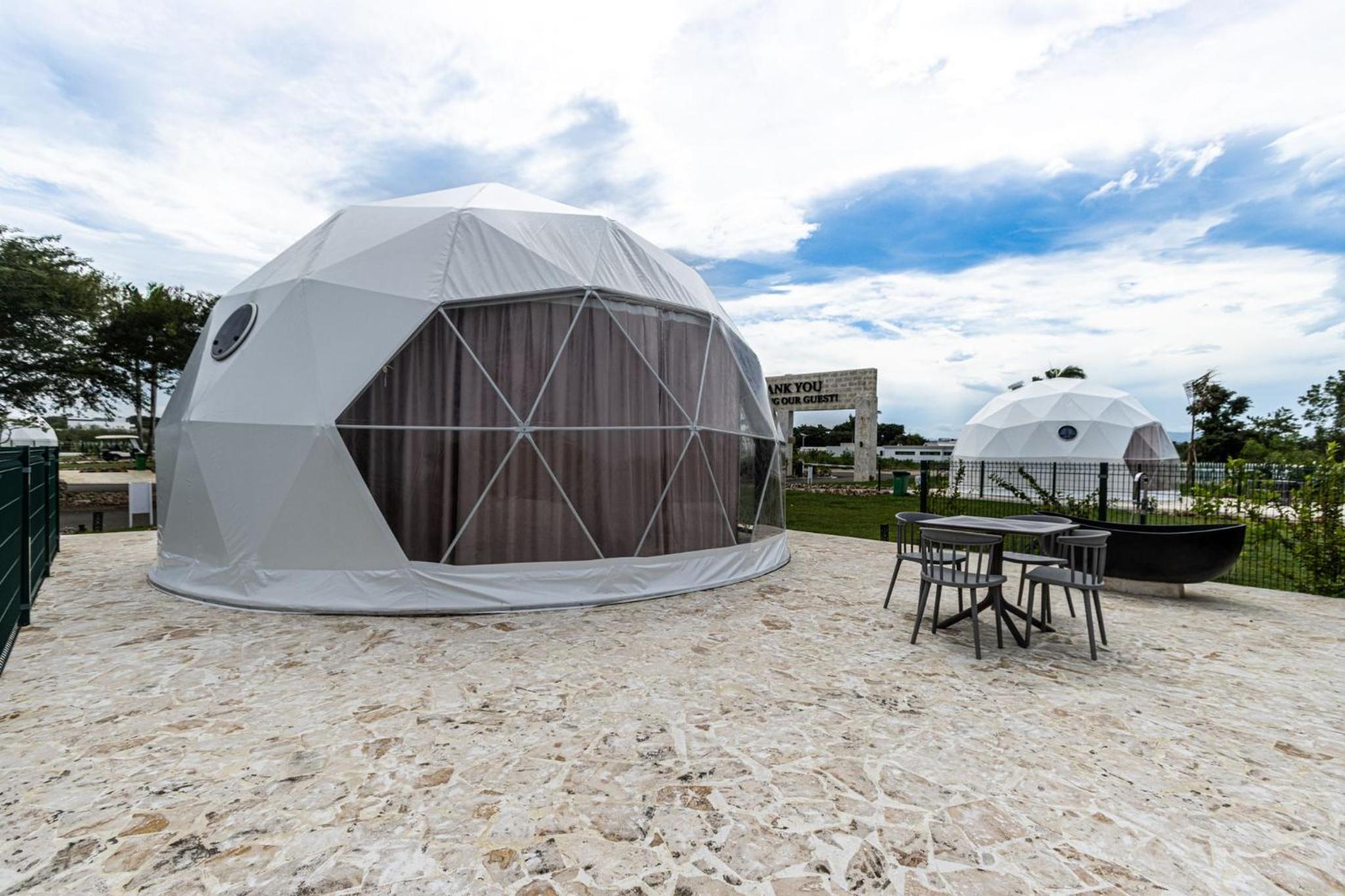 Bubble Glamping, King bed, we have a 8 units like this