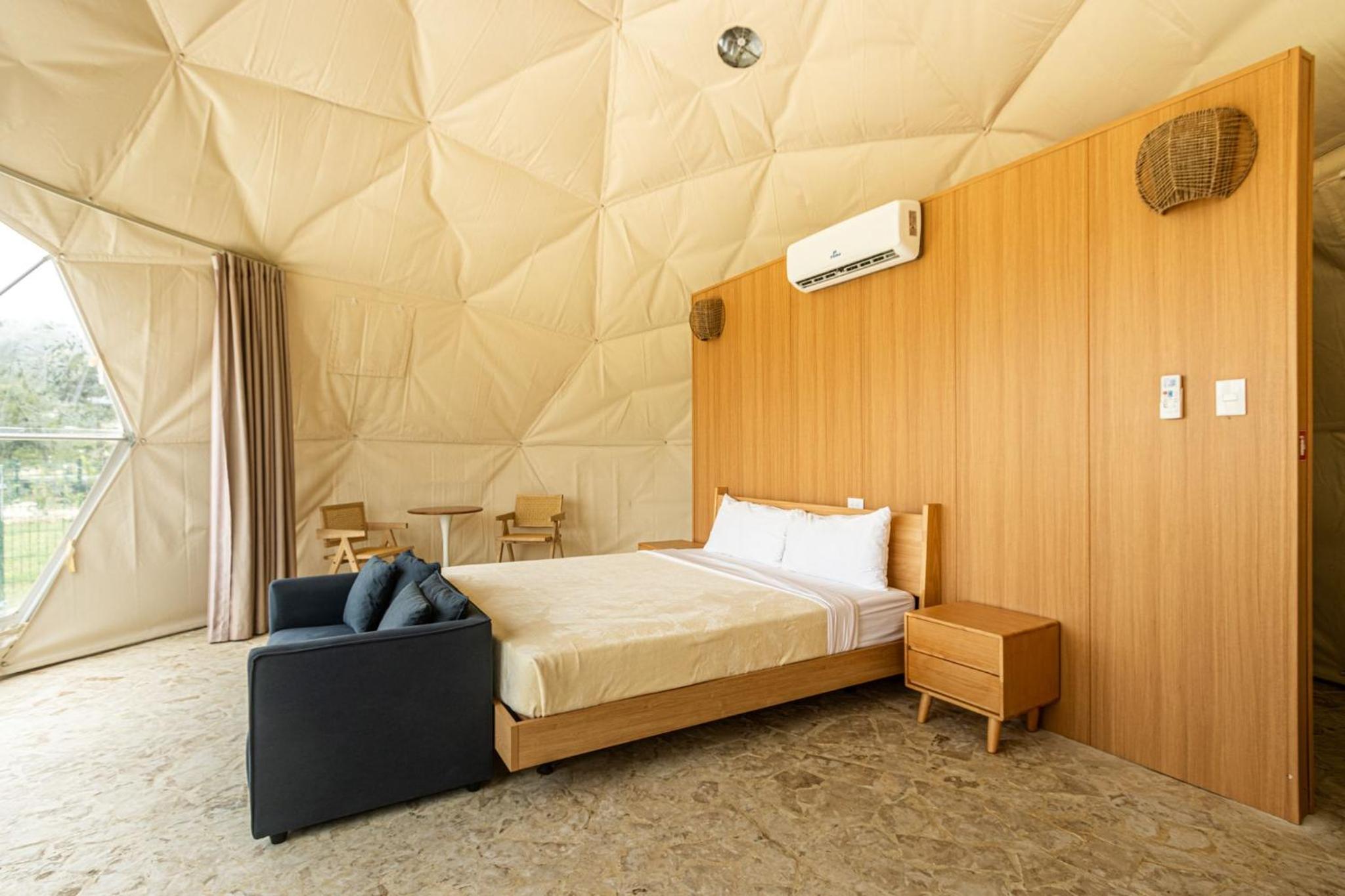 Bubble Glamping, King bed, we have a 8 units like this
