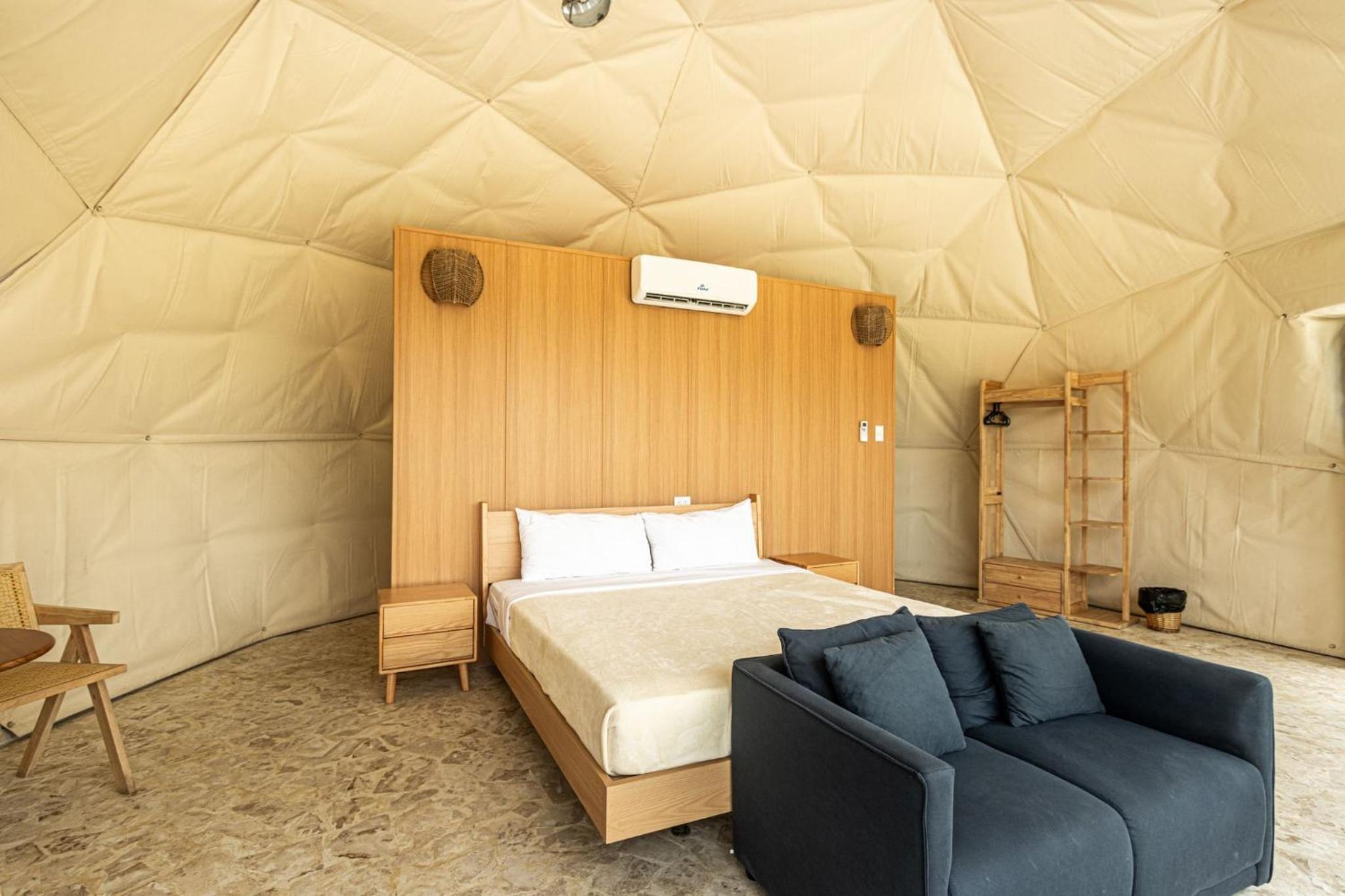 Bubble Glamping, King bed, we have a 8 units like this