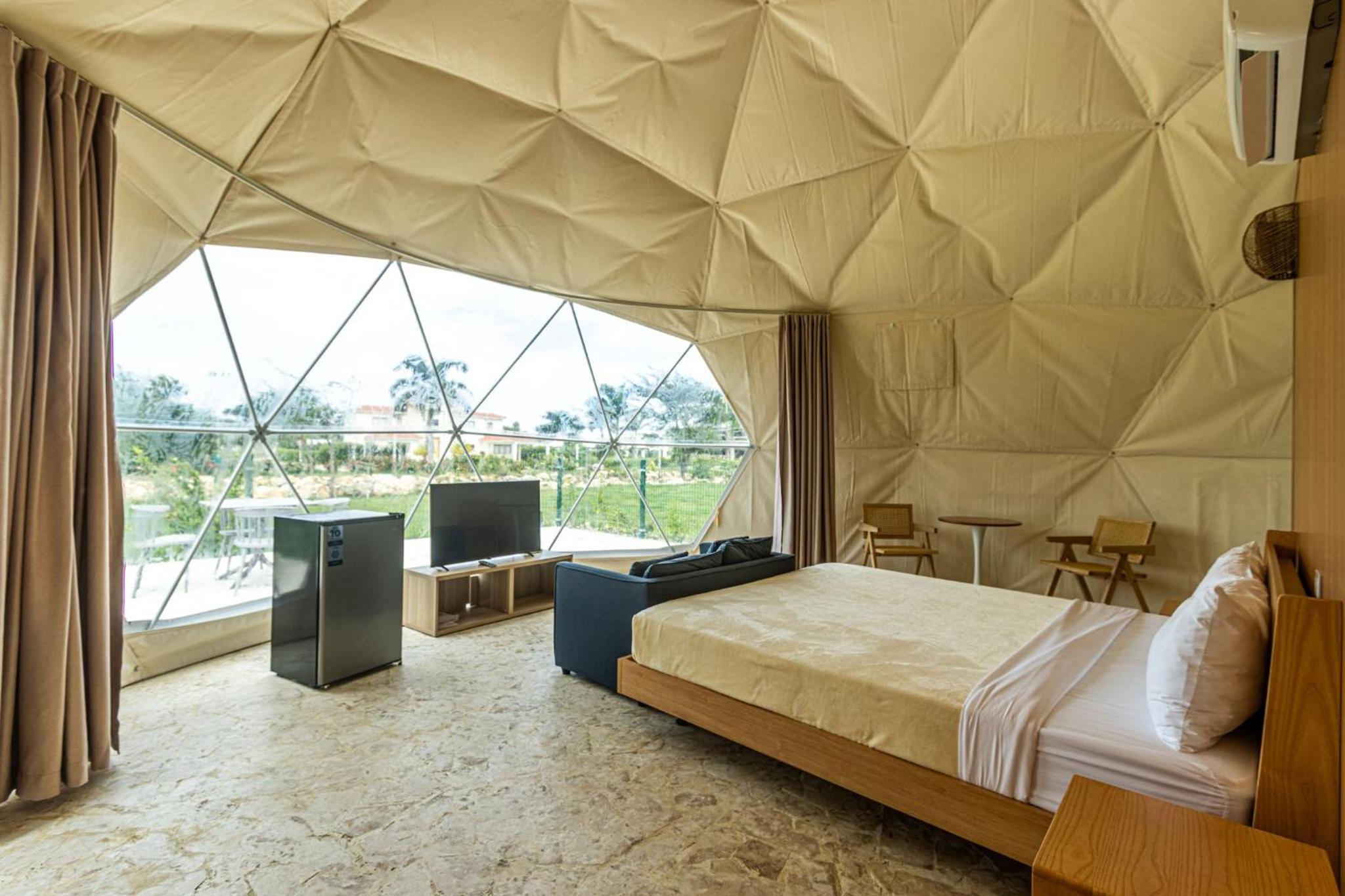 Bubble Glamping, King bed, we have a 8 units like this