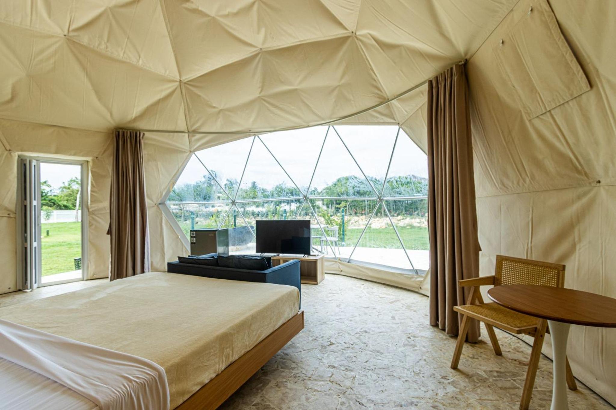 Bubble Glamping, King bed, we have a 8 units like this