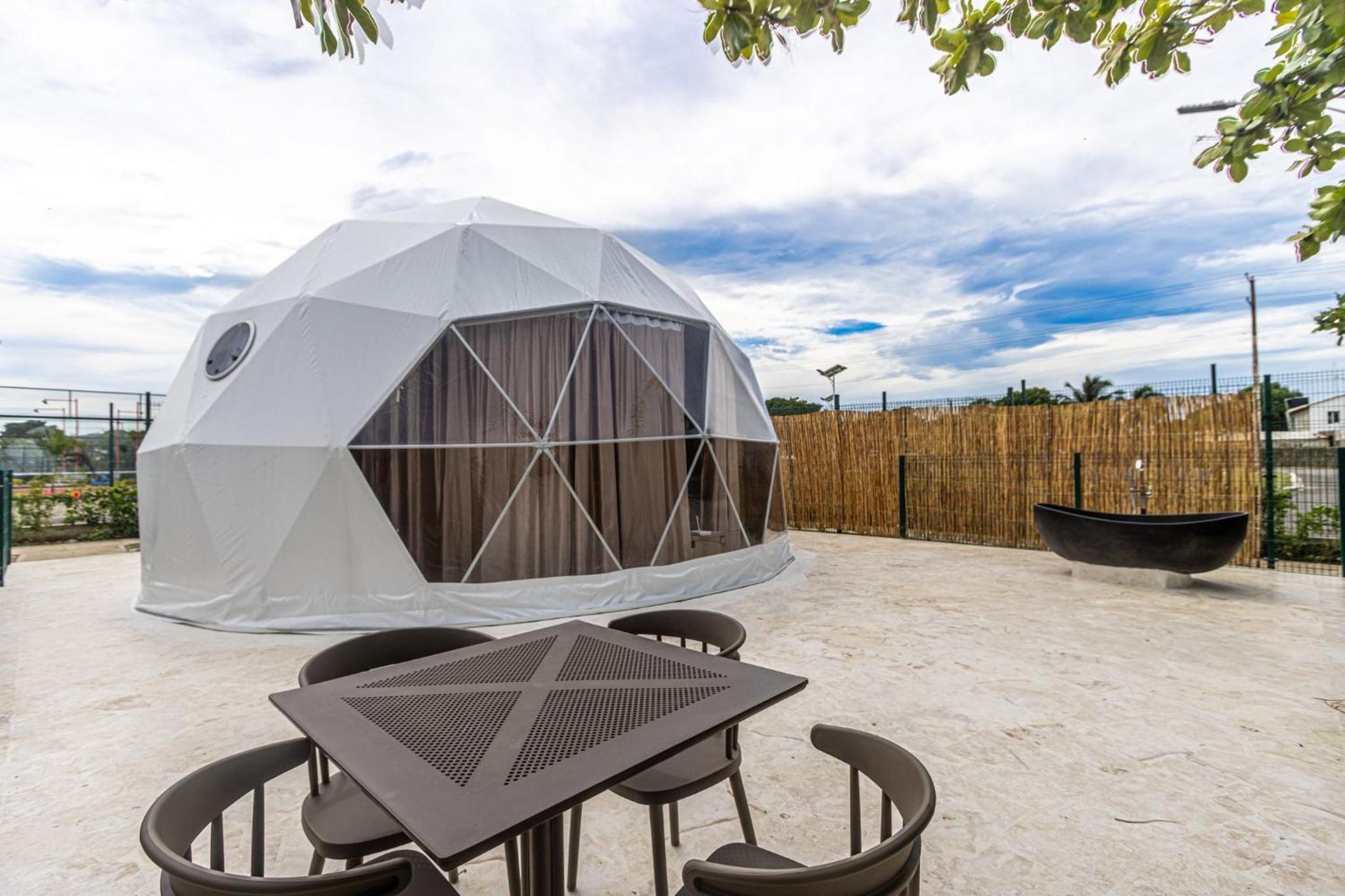 Bubble Glamping, Family 2 beds, we have a 12 units like this