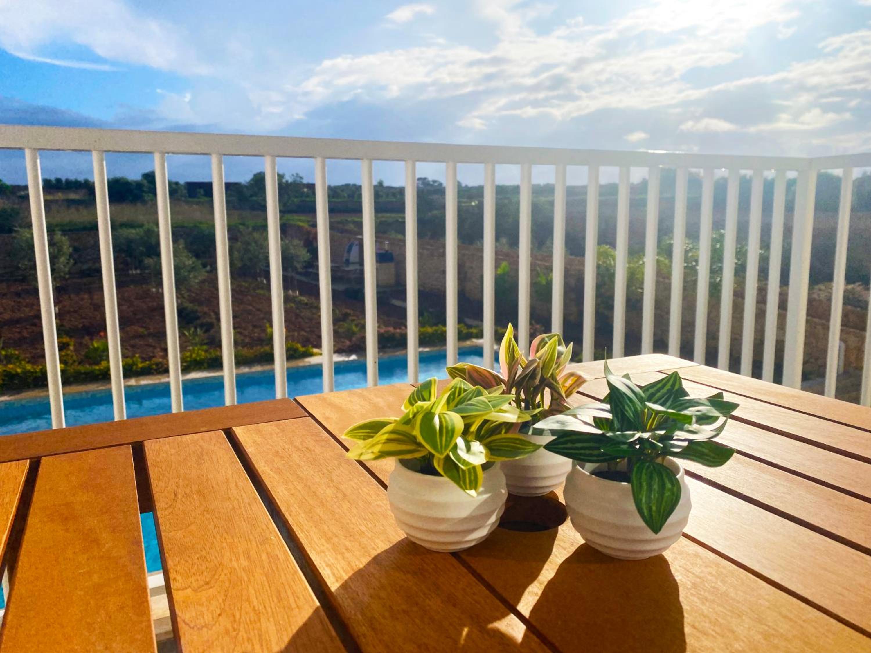 Cliff's Edge Luxury Apartment With Large Pool & Stunning Views