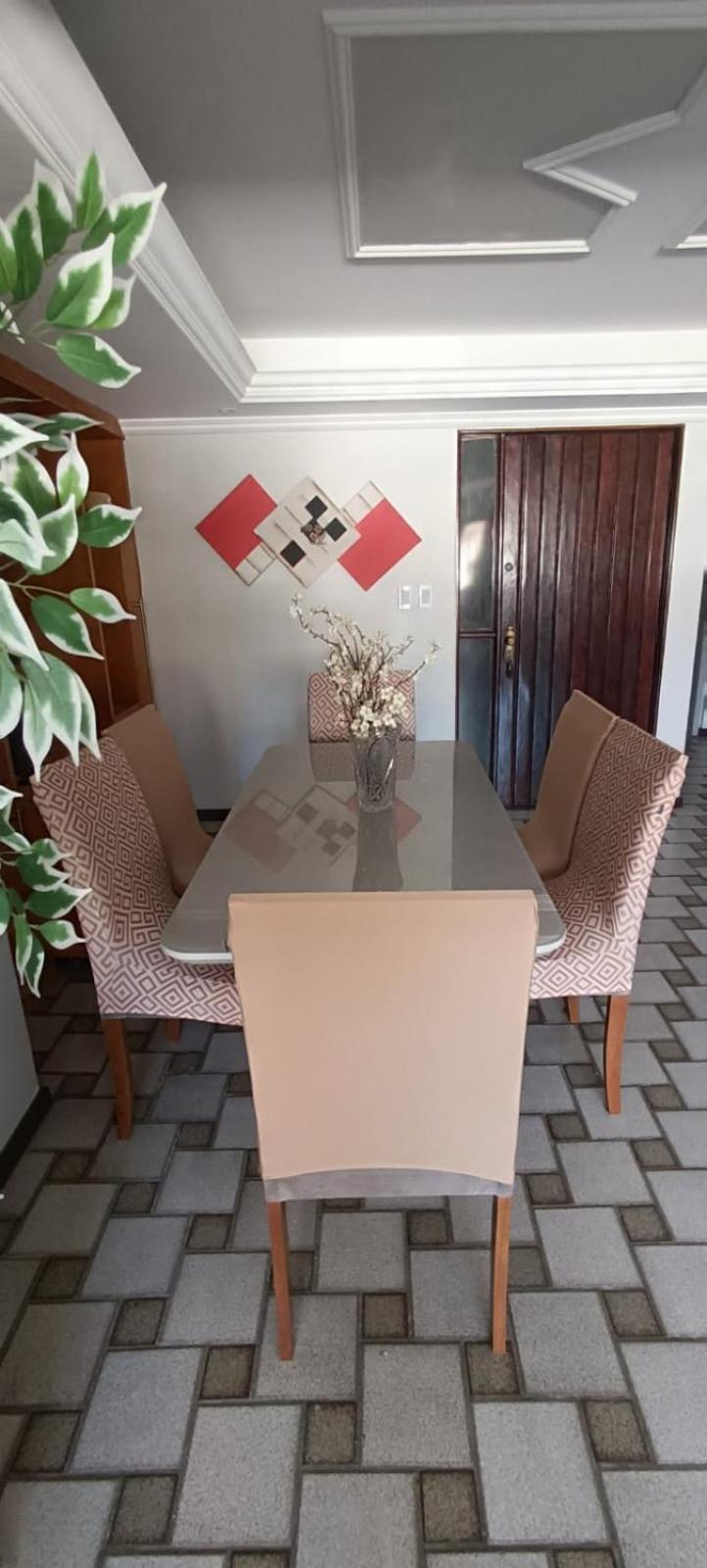 Quartos em Maceio à 100m da praia de Jatiuca, 3 banheiros, 3 quartos um em suite com 1 cama casal, 2 quartos com 2 camas solteiros cada quarto,